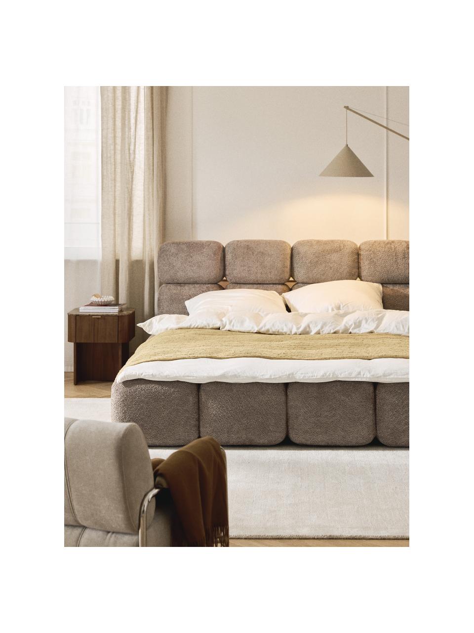 Cama tapizada de borreguillo bouclé Tayla, Tapizado: tejido borreguillo bouclé, Estructura: madera de abeto maciza, t, Patas: madera de abedul lacada E, Borreguillo bouclé gris pardo, An 140 x L 200 cm