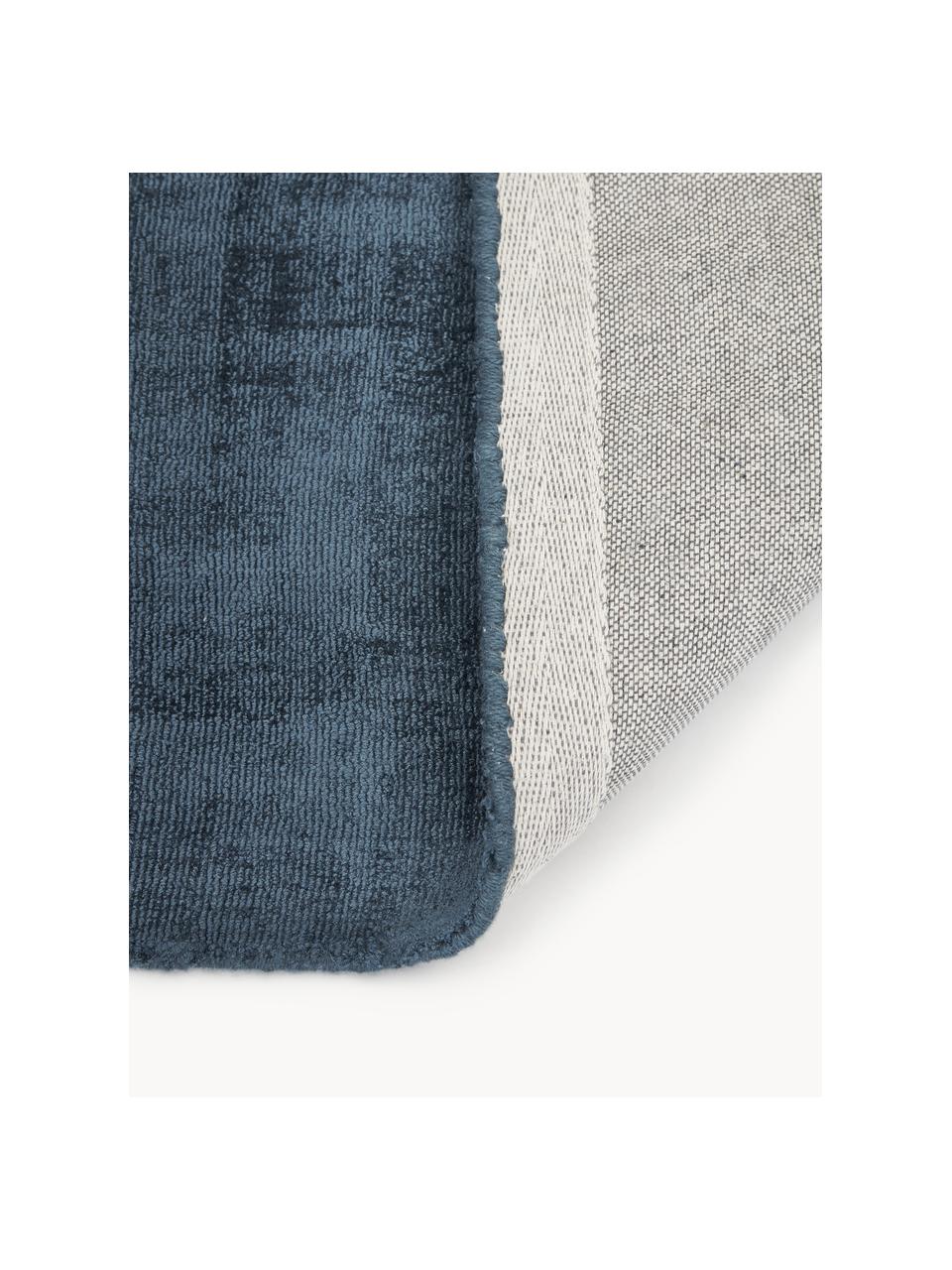 Tapis en viscose tissé main Jane, Bleu foncé, larg. 160 x long. 230 cm (taille M)