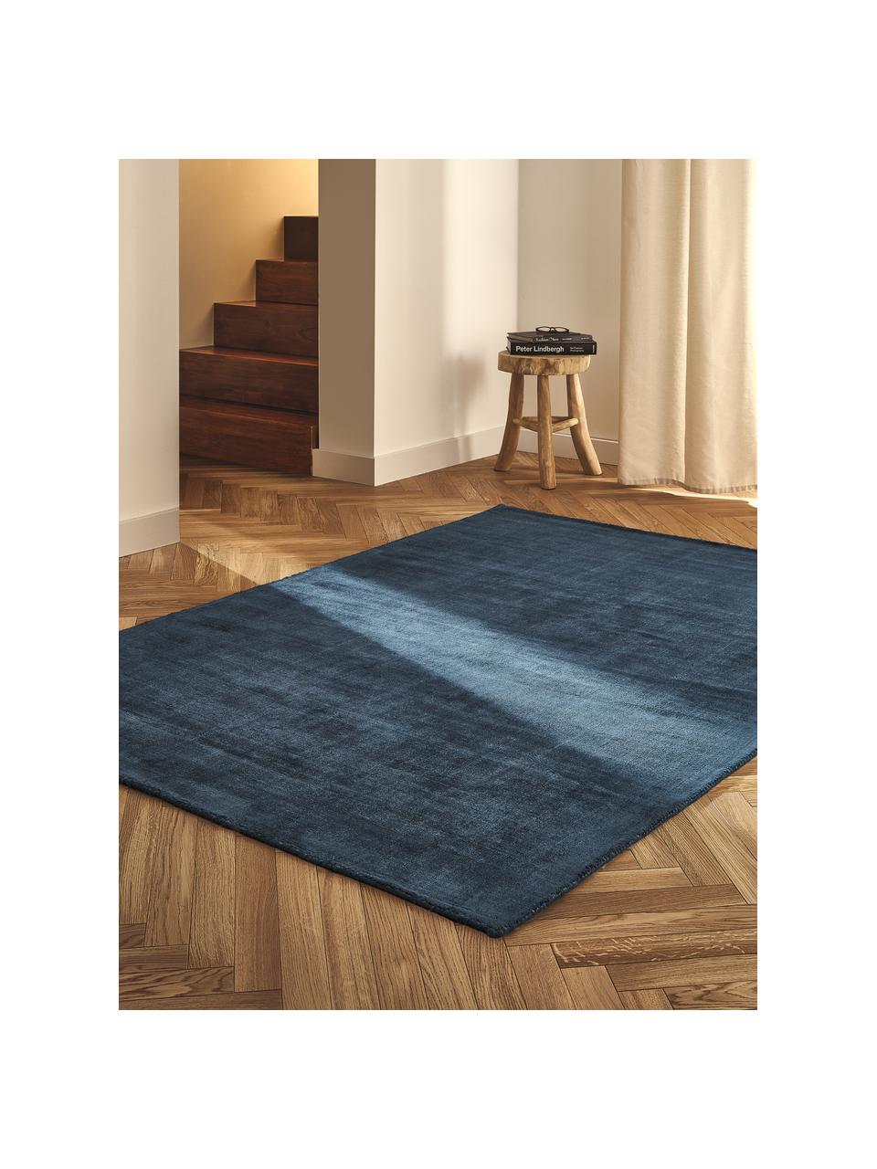 Alfombra artesanal de viscosa Jane, Parte superior: 100% viscosa, Reverso: 100% algodón El material , Azul oscuro, An 160 x L 230 cm (Tamaño M)