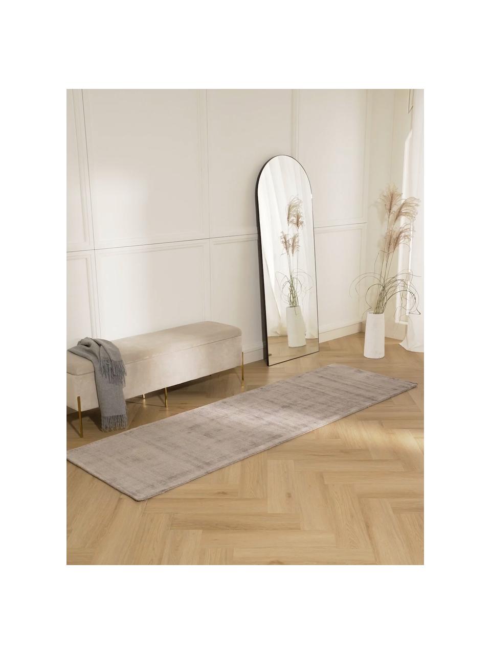 Alfombra corredor artesanal de viscosa Jane, Parte superior: 100% viscosa, Reverso: 100% algodón, Gris pardo, An 80 x L 200 cm