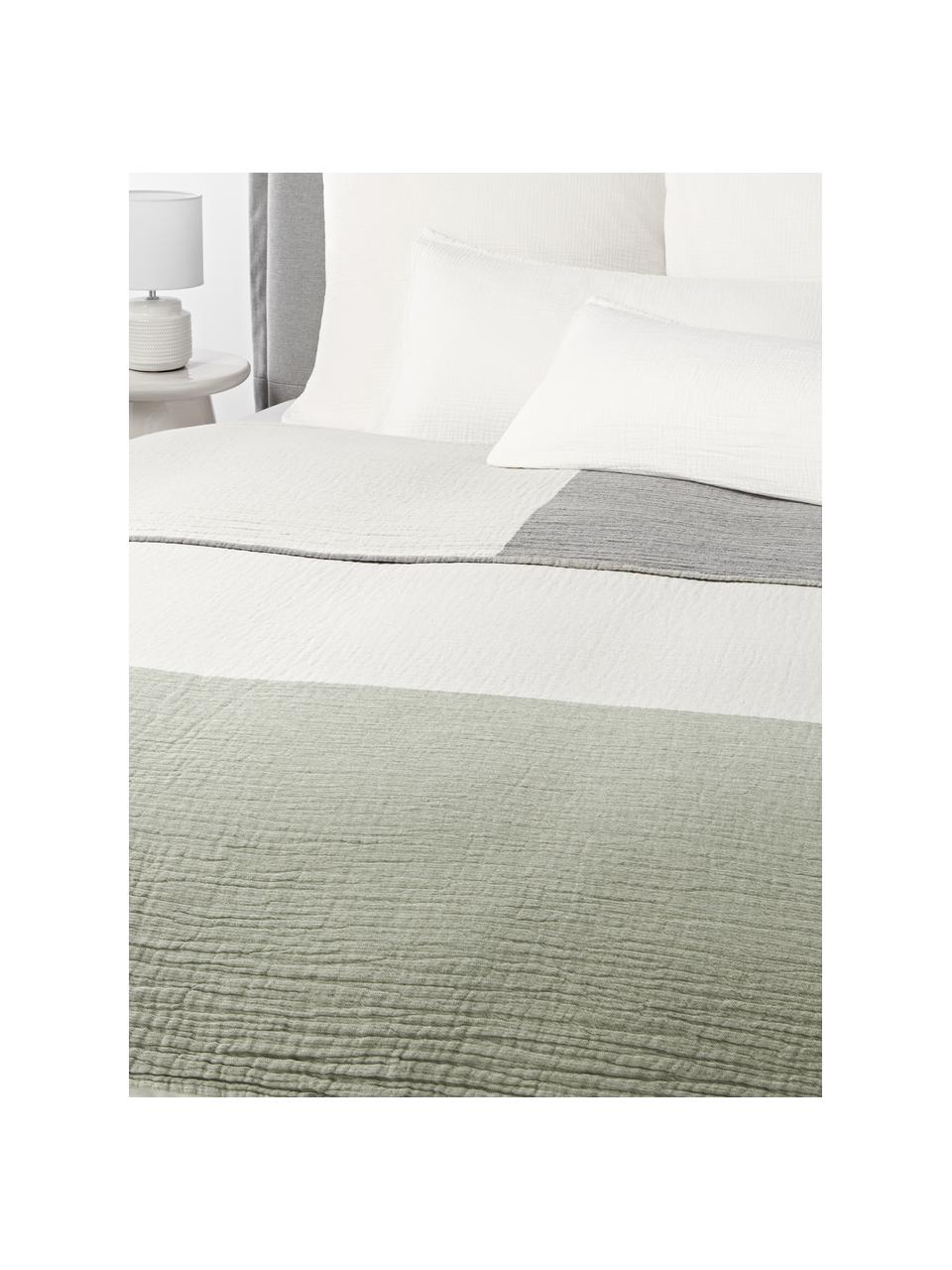 Copriletto in mussola jacquard Hekla, 100% cotone

Il Jacquard è una speciale tecnica di tessitura che consente di creare motivi e disegni nei tessuti con un effetto tridimensionale. I tessuti jacquard sono generalmente resistenti e durevoli, perché la complessa tecnica di tessitura si traduce in un tessuto denso e allo stesso tempo resistente.

La mussola è un tessuto di cotone morbido e a trama larga con una superficie simile a crepe, che colpisce per il suo aspetto delicato e le proprietà traspiranti. Inoltre, la mussola è un tessuto di facile manutenzione, poiché la superficie non deve essere stirata.

Il materiale utilizzato in questo prodotto è testato per le sostanze nocive e certificato secondo lo STANDARD 100 by OEKO-TEXÂ®, 4265CIT, CITEVE., Verde oliva, grigio chiaro, Larg. 180 x Lung. 250 cm  (per letti da 140 x 200 cm)