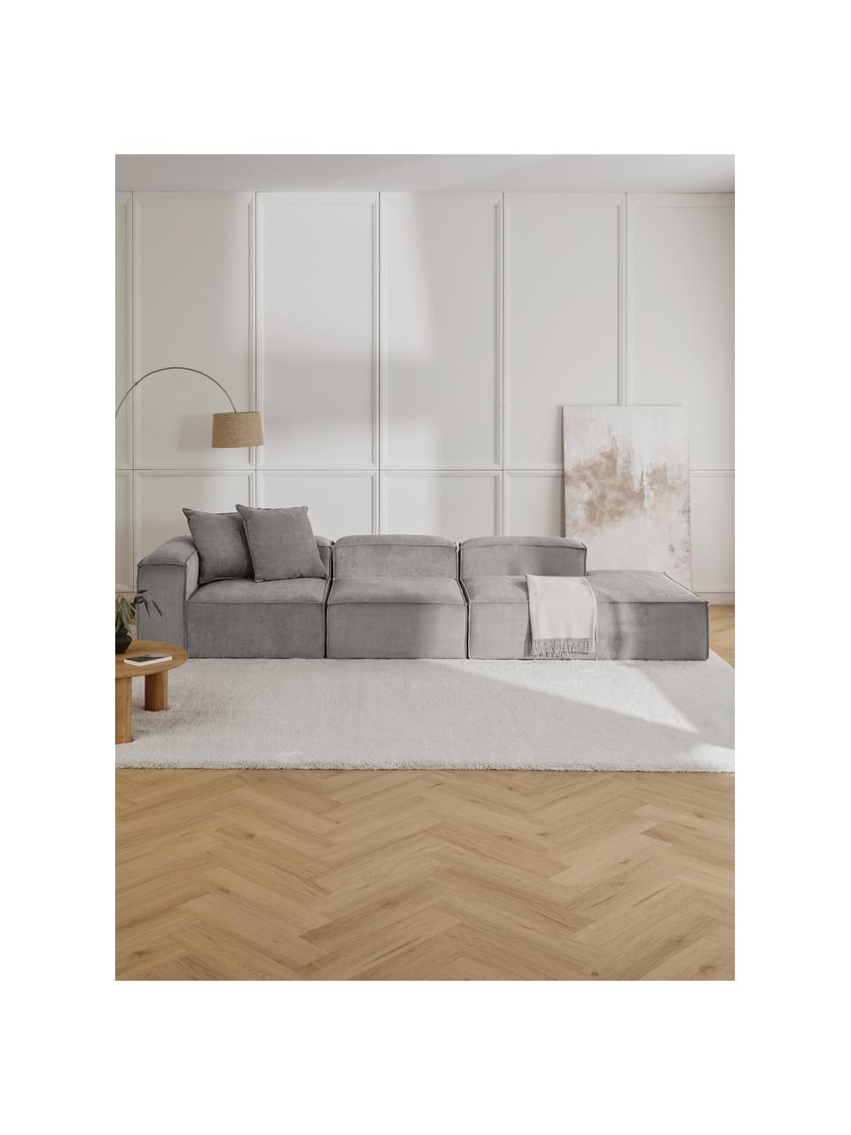 Chaise longue XL componibile in velluto a coste Lennon, Rivestimento: velluto a coste (92% poli, Struttura: legno di pino massiccio, , Piedini: plastica I piedini si tro, Velluto a coste grigio chiaro, Larg. 357 x Prof. 119 cm, schienale a sinistra