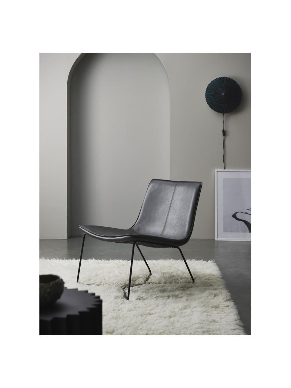 Chaise lounge en cuir synthétique Barrel, Cuir synthétique noir, pieds chêne, larg. 68 x prof. 64 cm