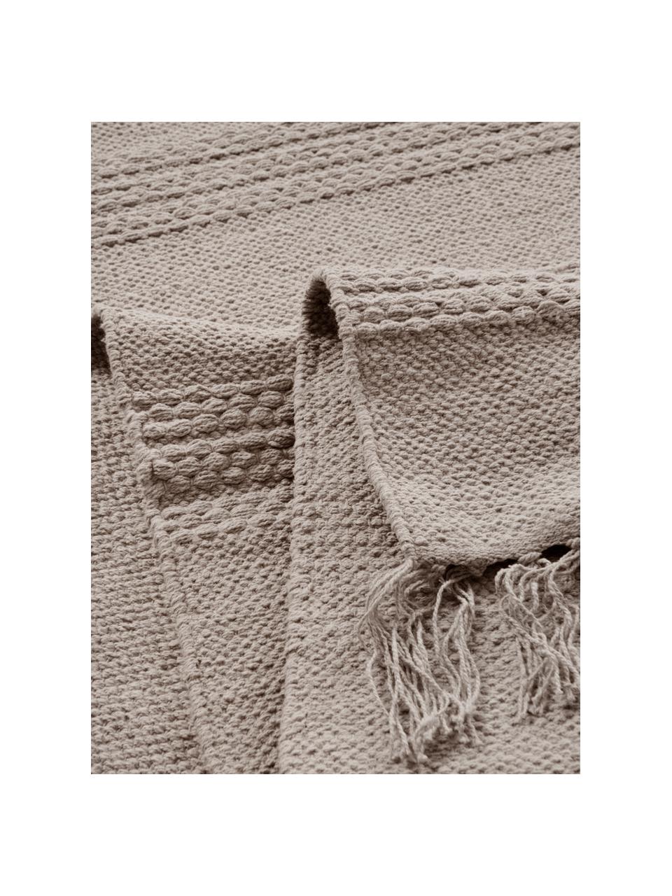 Bavlnený koberec s pruhovanou štruktúrou a strapcami Tanya, Sivobéžová