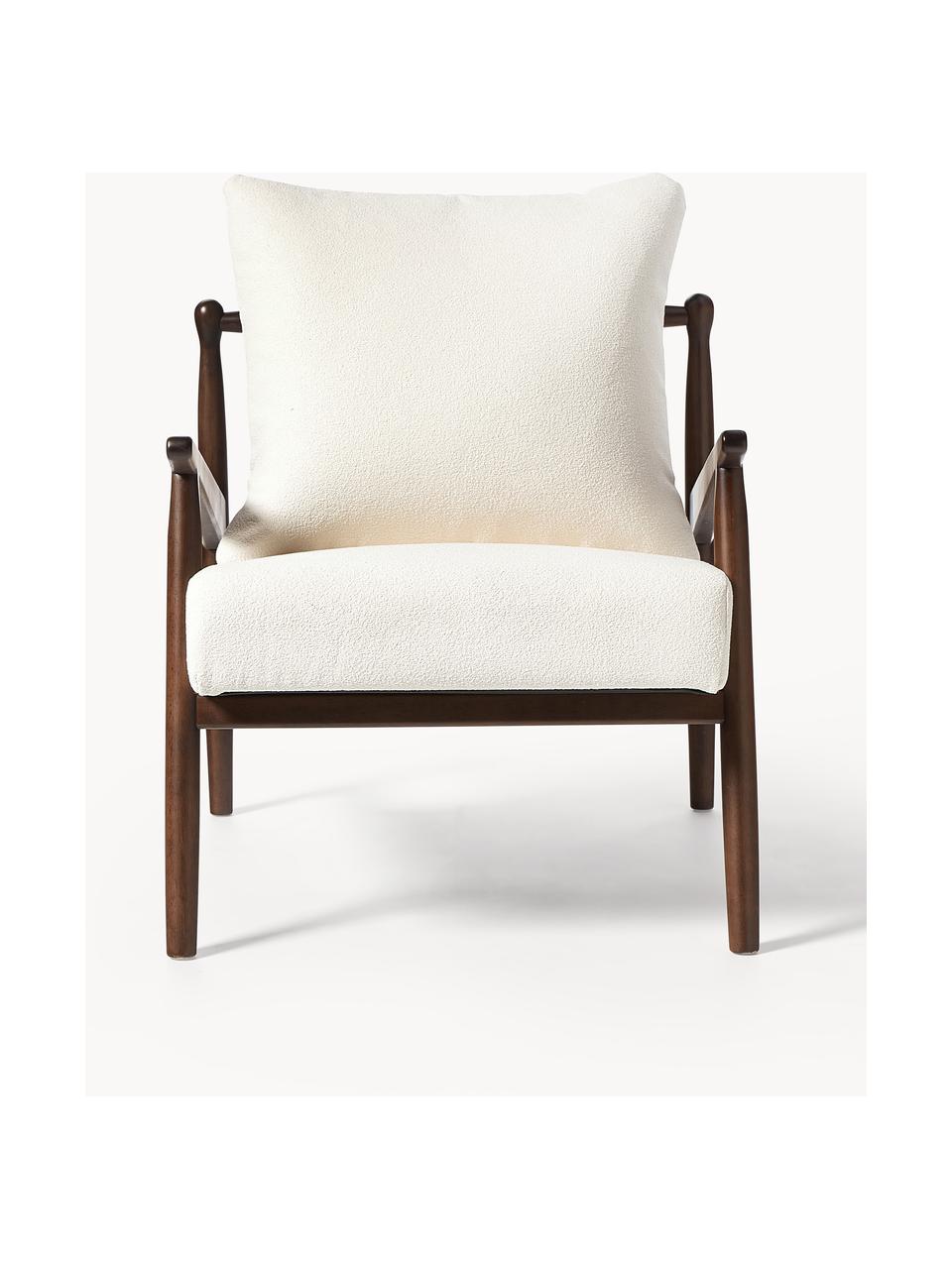 Fauteuil lounge bouclé Mikkel, En tissu bouclé blanc cassé, bois d'hévéa brun foncé laqué, larg. 66 x prof. 77 cm