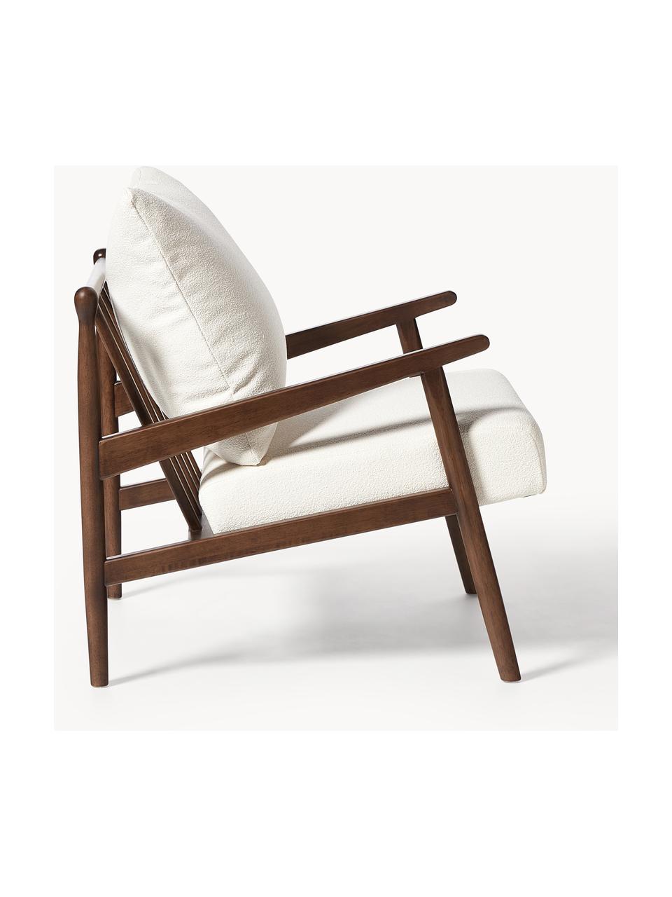 Fauteuil lounge bouclé Mikkel, En tissu bouclé blanc cassé, bois d'hévéa brun foncé laqué, larg. 66 x prof. 77 cm