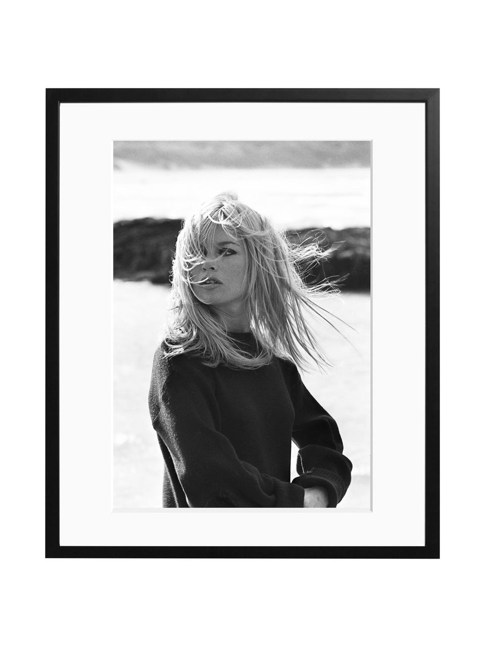 Gerahmter Fotodruck Bardot Poses, Bild: Fuji Crystal Archive Papi, Rahmen: Holz, lackiert, Front: Plexiglas, Bild: Schwarz, Weiß<br>Rahmen: Schwarz<br>Front: Transparent, 50 x 60 cm