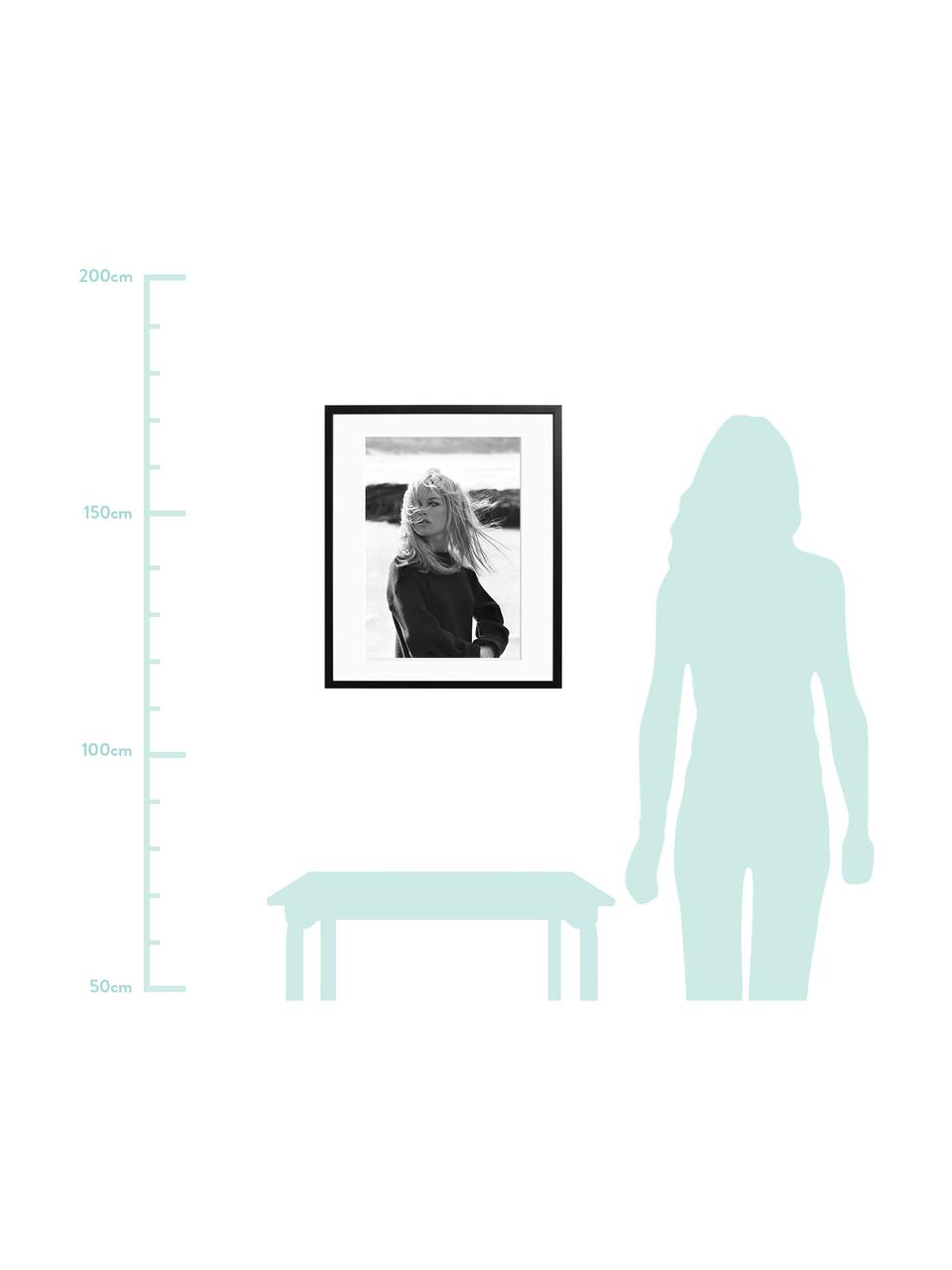 Gerahmter Fotodruck Bardot Poses, Bild: Fuji Crystal Archive Papi, Rahmen: Holz, lackiert, Front: Plexiglas, Bild: Schwarz, Weiß<br>Rahmen: Schwarz<br>Front: Transparent, 50 x 60 cm
