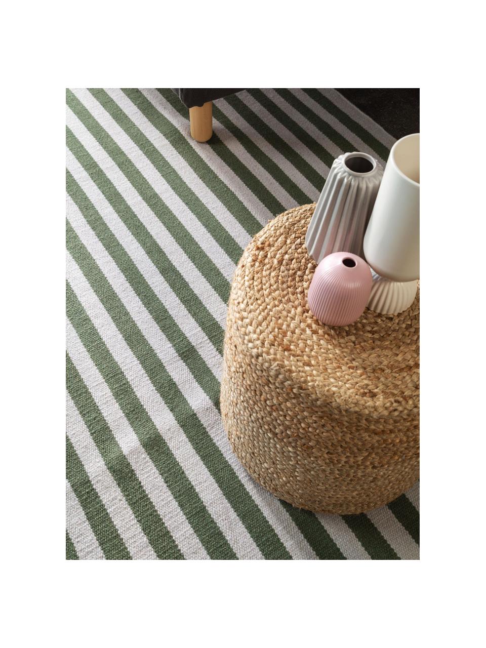 Tappeto in lana tessuto a mano con frange Gitta, 90% lana, 10% cotone

Nel caso dei tappeti di lana, le fibre possono staccarsi nelle prime settimane di utilizzo, questo si riduce con l'uso quotidiano e la formazione di lanugine diminuisce, Grigio chiaro, verde scuro, Larg. 80 x Lung. 150 cm (taglia XS)