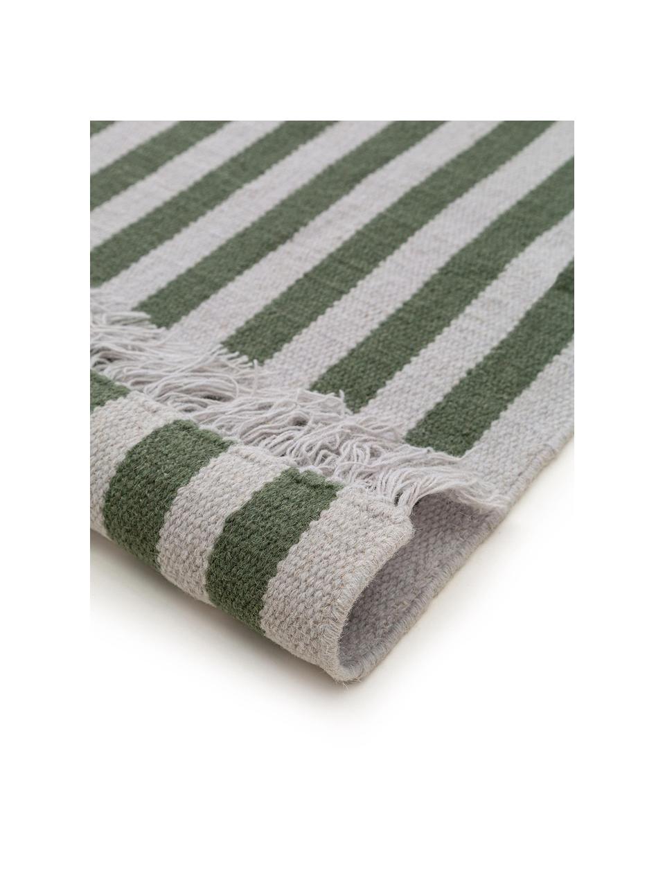 Tappeto in lana tessuto a mano con frange Gitta, 90% lana, 10% cotone

Nel caso dei tappeti di lana, le fibre possono staccarsi nelle prime settimane di utilizzo, questo si riduce con l'uso quotidiano e la formazione di lanugine diminuisce, Grigio chiaro, verde scuro, Larg. 80 x Lung. 150 cm (taglia XS)