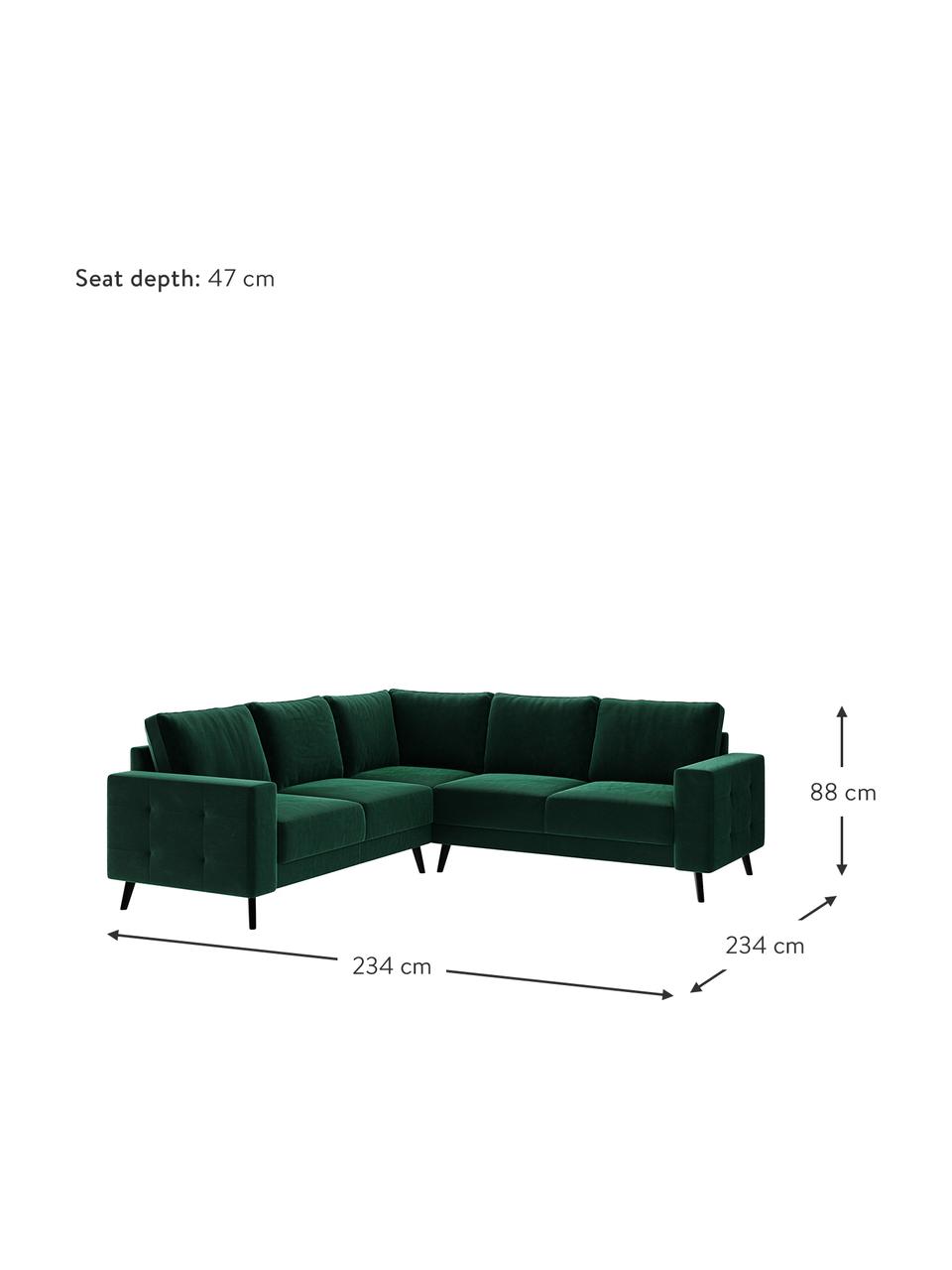 Divano angolare in velluto verde scuro Fynn, Rivestimento: 100% velluto di poliester, Struttura: legno duro, legno tenero,, Piedini: legno verniciato Il rives, Verde scuro, Larg. 234 x Prof. 234 cm