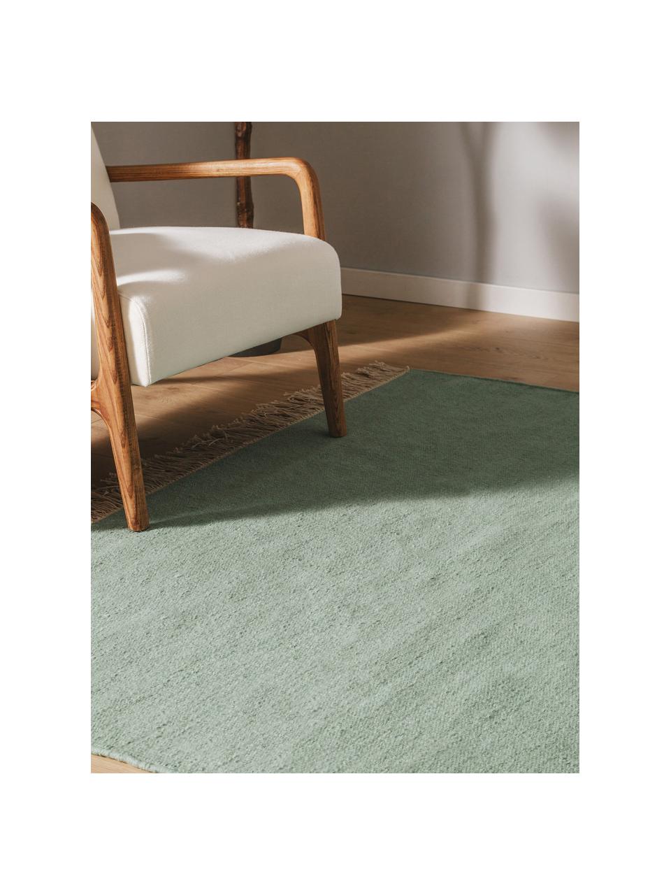 Ručne tkaný vlnený koberec so strapcami Liv, 80 % vlna, 20 %  polyester

V prvých týždňoch používania môžu vlnené koberce uvoľňovať vlákna, tento jav zmizne po niekoľkých týždňoch používania, Šalviovozelená, Š 80 x D 150 cm (veľkosť XS)