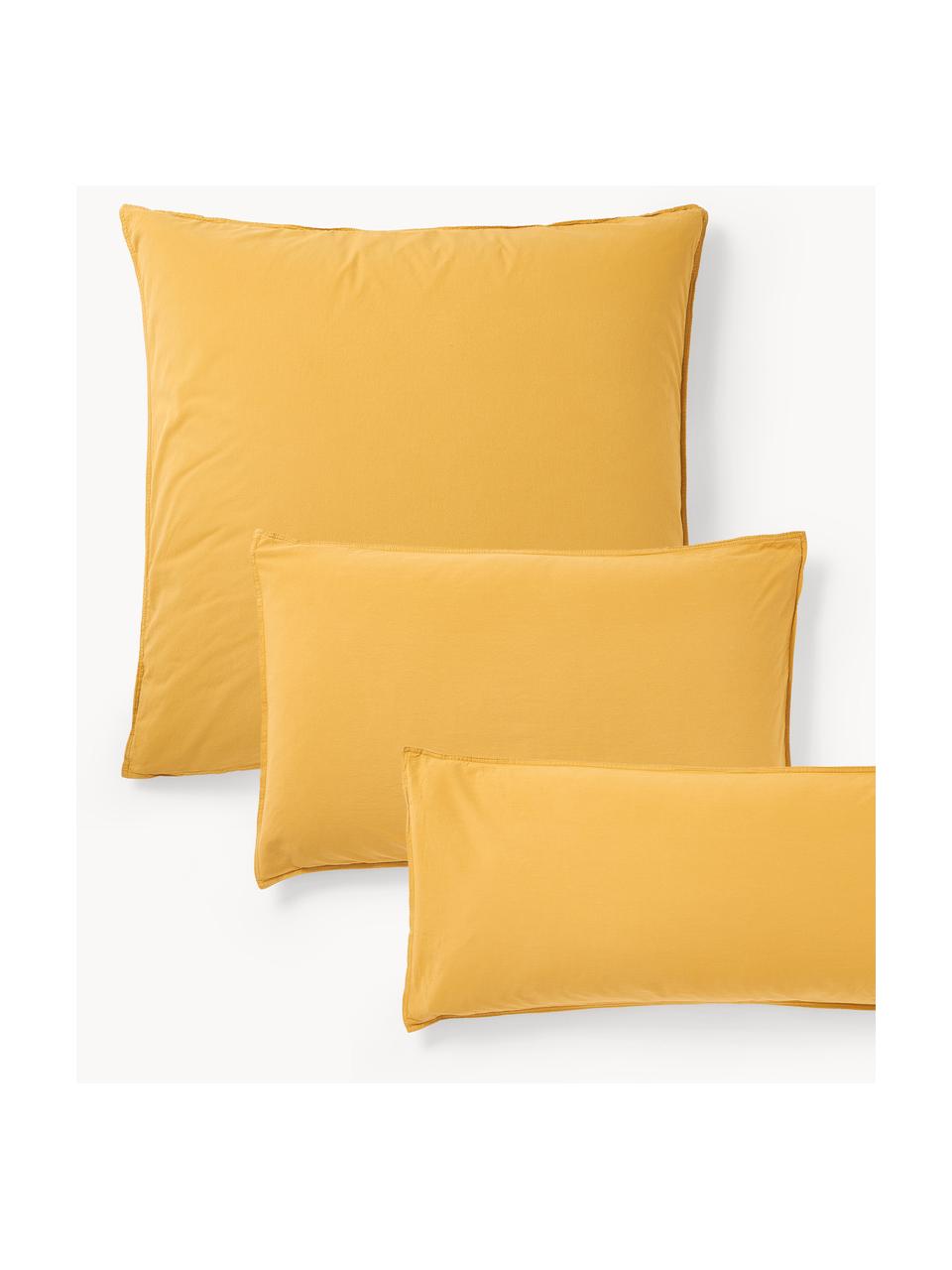 Gewaschener Baumwoll-Kopfkissenbezug Darlyn, 100 % Baumwolle
Fadendichte 150 TC, Standard Qualität

Bettwäsche aus Baumwolle fühlt sich auf der Haut angenehm weich an, nimmt Feuchtigkeit gut auf und eignet sich für Allergiker.

Durch ein besonderes Waschungsverfahren erhält der Stoff eine robuste, unregelmäßige Stonewash-Optik. Außerdem wird der Stoff dadurch weich und geschmeidig im Griff und erhält eine natürliche Knitter-Optik, die kein Bügeln erfordert und Gemütlichkeit ausstrahlt.

Das in diesem Produkt verwendete Material ist schadstoffgeprüft und zertifiziert nach STANDARD 100 by OEKO-TEX®, 4265CIT, CITEVE., Senfgelb, B 40 x L 80 cm