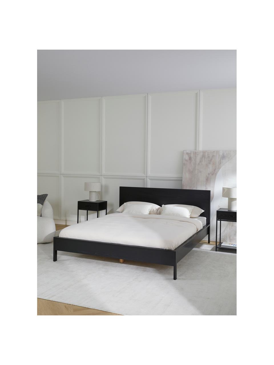 Dřevěná postel bez čela Tammy, Dřevo s jasanovou dýhou, Dřevo, lakováno černou barvou, 160 x 200 cm