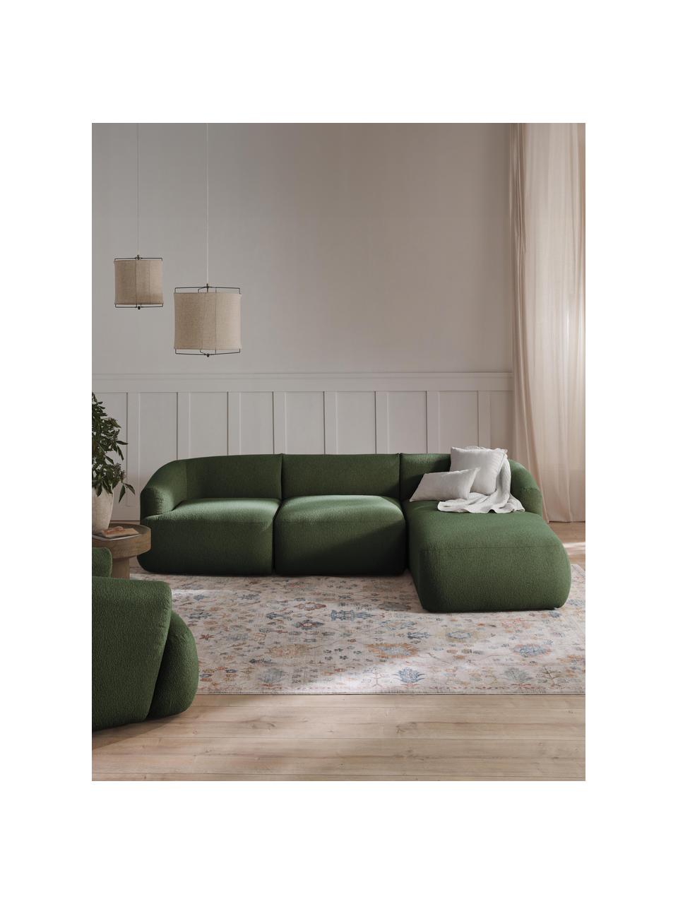 Divano angolare componibile 3 posti in bouclé Sofia, Rivestimento: bouclé (100% poliestere) , Struttura: legno di abete rosso, tru, Piedini: plastica Questo prodotto , Bouclé verde scuro, Larg. 277 x Prof. 185 cm, chaise longue a destra