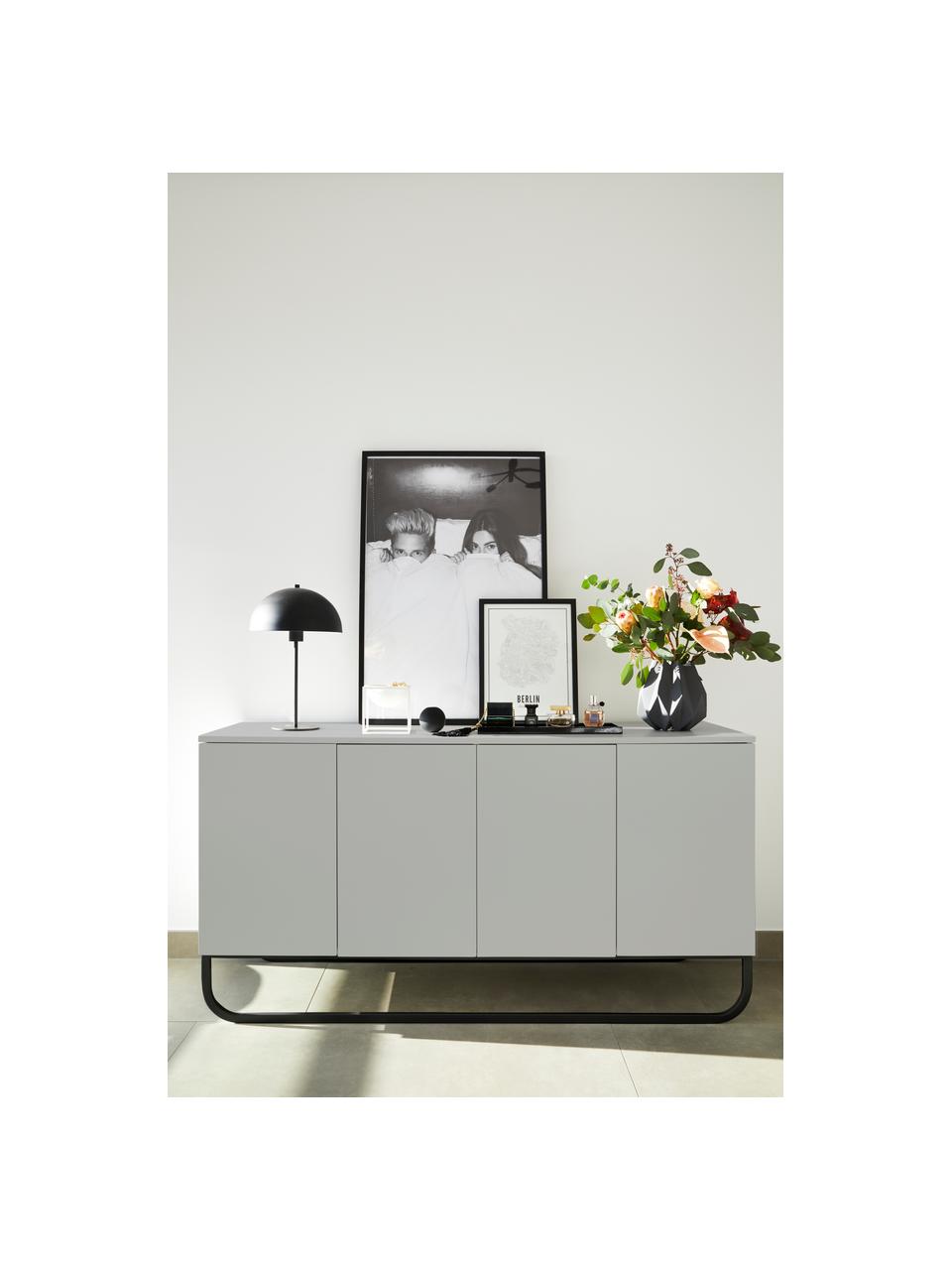 Klassiek dressoir Sanford in lichtgrijs met deuren, Frame: gelakt MDF, Poten: gepoedercoat metaal, Lichtgrijs, zwart, 160 x 83 cm