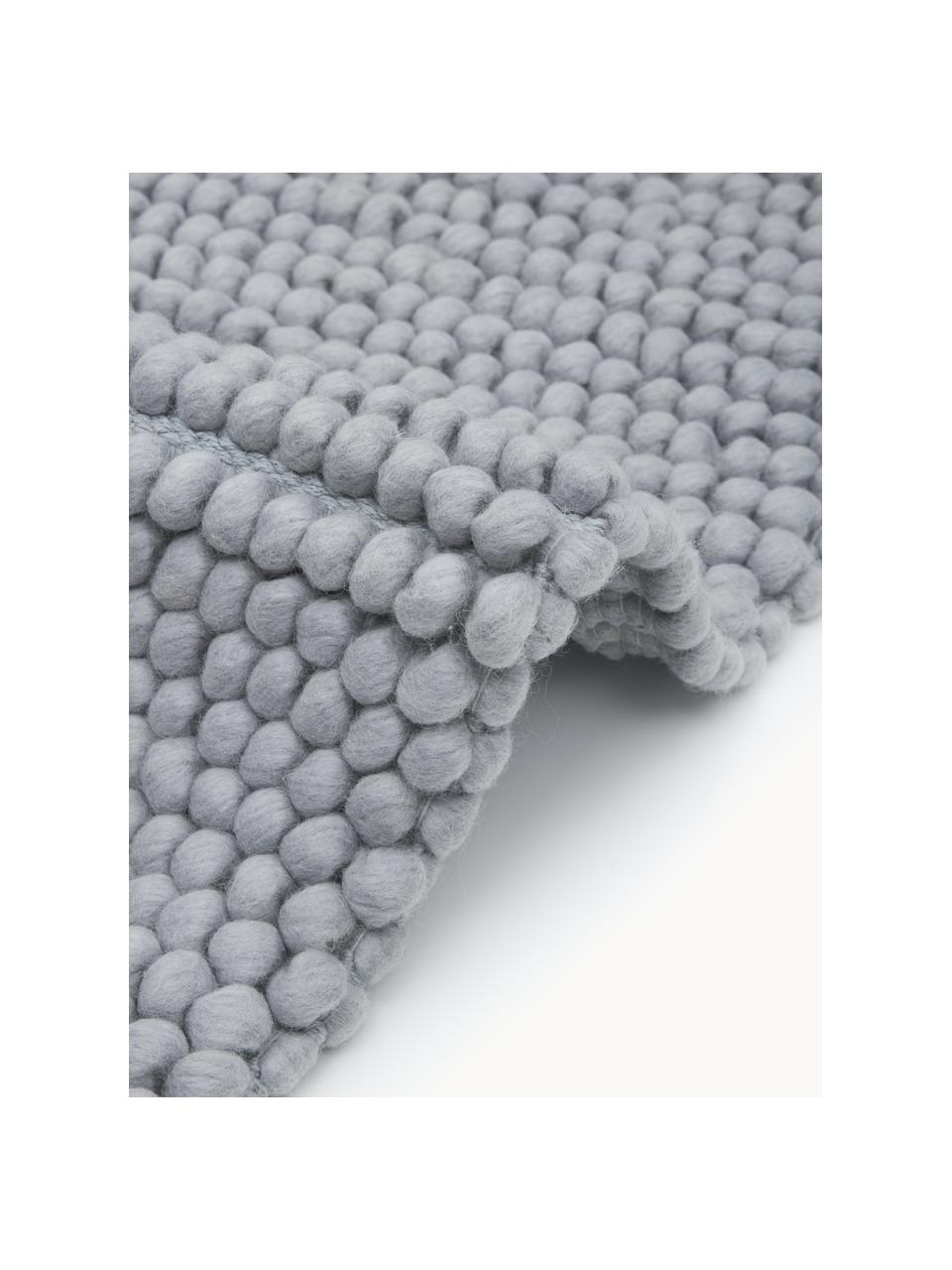 Ručně tkaný vlněný koberec Pebble, 80 % vlna, 20 % nylon

Materiál použitý v tomto produktu byl testován na škodlivé látky a certifikován podle STANDARD 100 od OEKO-TEX®, HOHENSTEIN HTTI, 21.HIN.90042.

V prvních týdnech používání vlněných koberců se může objevit charakteristický jev uvolňování vláken, který po několika týdnech používání zmizí., Šedá, Š 120 cm, D 180 cm (velikost S)