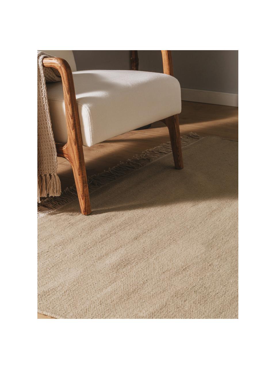 Ručne tkaný vlnený koberec so strapcami Liv, 80 % vlna, 20 %  polyester

V prvých týždňoch používania môžu vlnené koberce uvoľňovať vlákna, tento jav zmizne po niekoľkých týždňoch používania, Béžová, Š 80 x D 150 cm (veľkosť XS)