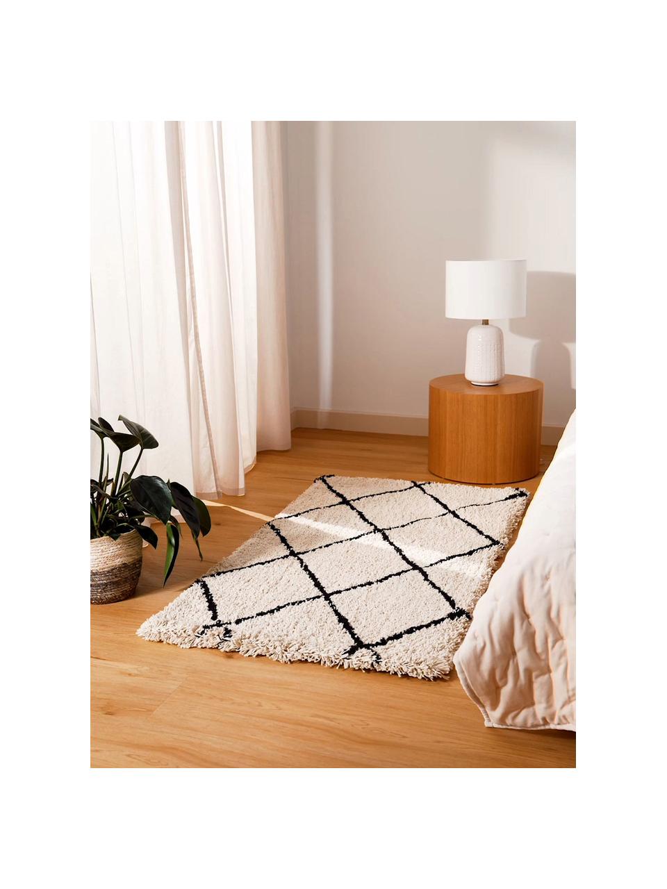 Pluizig hoogpolig vloerkleed Naima, handgetuft, Bovenzijde: 100% polyester, Onderzijde: 100% gerecycled polyester, Beige, zwart, B 400 x L 500 cm