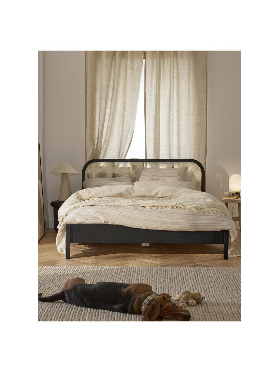 Cama de madera Jones, con cabecero, Estructura: madera contrachapada chap, Patas: madera de fresno maciza, Negro, An 140 x L 200 cm