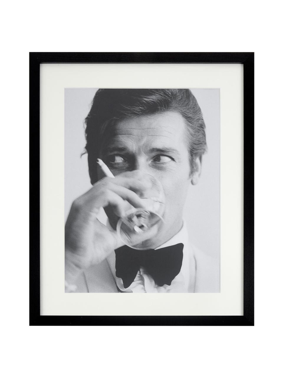 Ingelijste digitale print James Bond Drinking, Afbeelding: digitale print op papier,, Lijst: gelakt hout, Zwart, wit, B 33 x H 43 cm