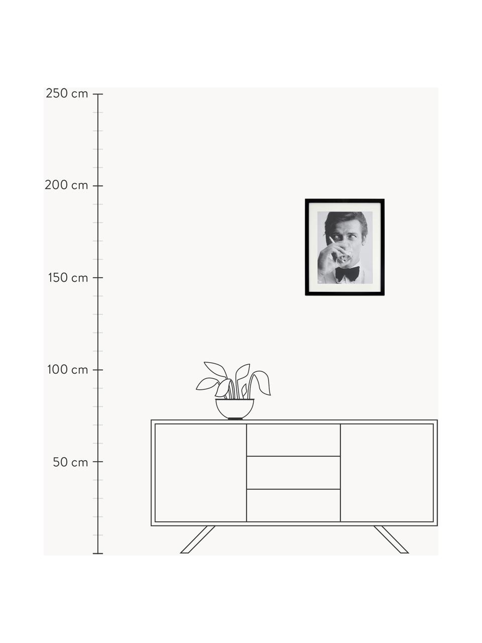 Ingelijste digitale print James Bond Drinking, Afbeelding: digitale print op papier,, Lijst: gelakt hout, Zwart, wit, B 33 x H 43 cm