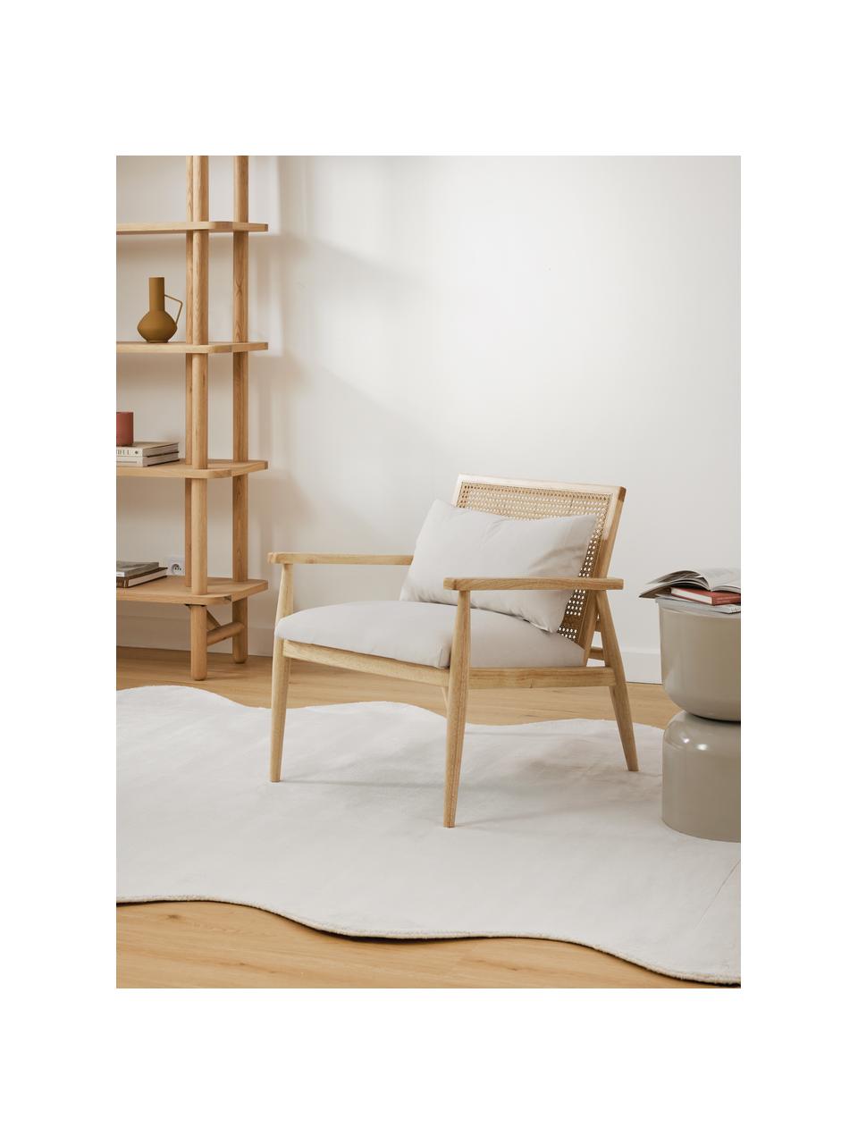 Poltroncina in legno massello di caucciù Manuell, Rivestimento: 100% poliestere Il rivest, Struttura: legno di gomma massiccio , Tessuto bianco crema, legno di caucciù, Larg. 65 x Alt. 71 cm