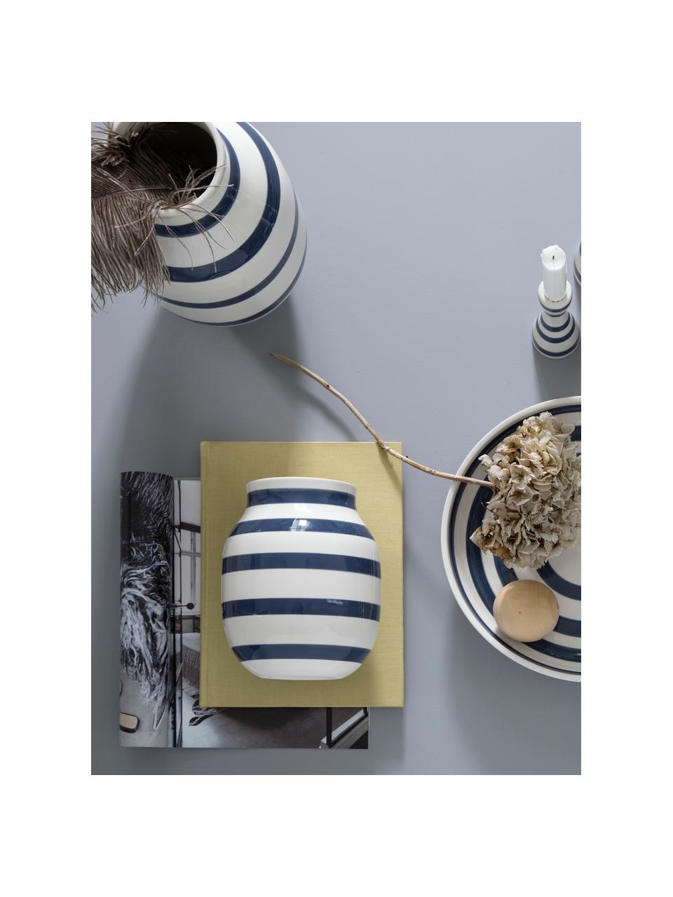 Handgefertigte Design-Vase Omaggio, medium, Keramik, Weiß, Stahlblau, Ø 17 x H 20 cm
