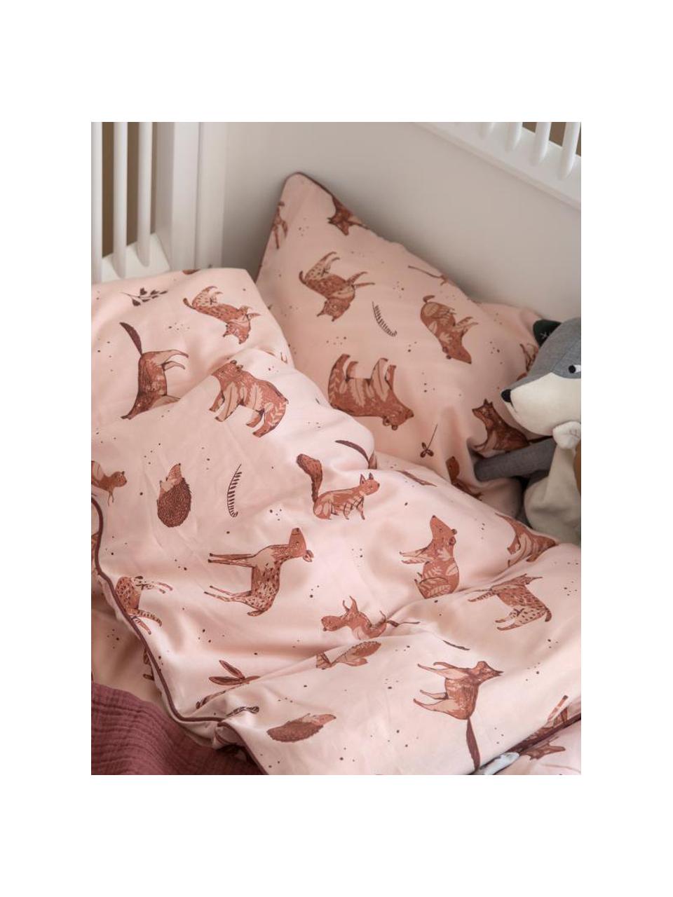 Parure copripiumino Nightfall Junior, 100% cotone organico, certificato GOTS
La biancheria da letto in cotone è piacevolmente morbida sulla pelle, assorbe bene l'umidità ed è adatta a chi soffre di allergie
Il Global Organic Textile Standard (GOTS) è riconosciuto come lo standard di lavorazione tessile leader nel mondo per i prodotti tessili realizzati con fibre organiche. Richiede anche il rispetto di rigorosi criteri sociali, come la proibizione del lavoro forzato o minorile e il pagamento adeguato. Solo i prodotti tessili composti da almeno il 70% di fibre organiche possono essere certificati GOTS, Rosa, fantasia, 100 x 135 cm + 1 cuscino 40 x 60 cm