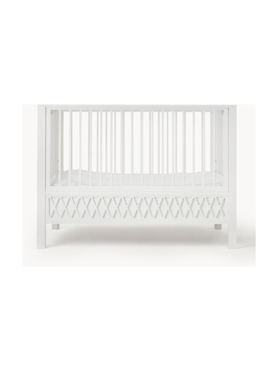 Höhenverstellbares Baby-Bett Harlequin, 60 x 120 cm, Kiefernholz, mitteldichte Holzfaserplatte (MDF), lackiert mit VOC-freier Farbe

Dieses Produkt wird aus nachhaltig gewonnenem, FSC®-zertifiziertem Holz gefertigt., Kiefernholz, weiss lackiert, B 60 x L 120 cm