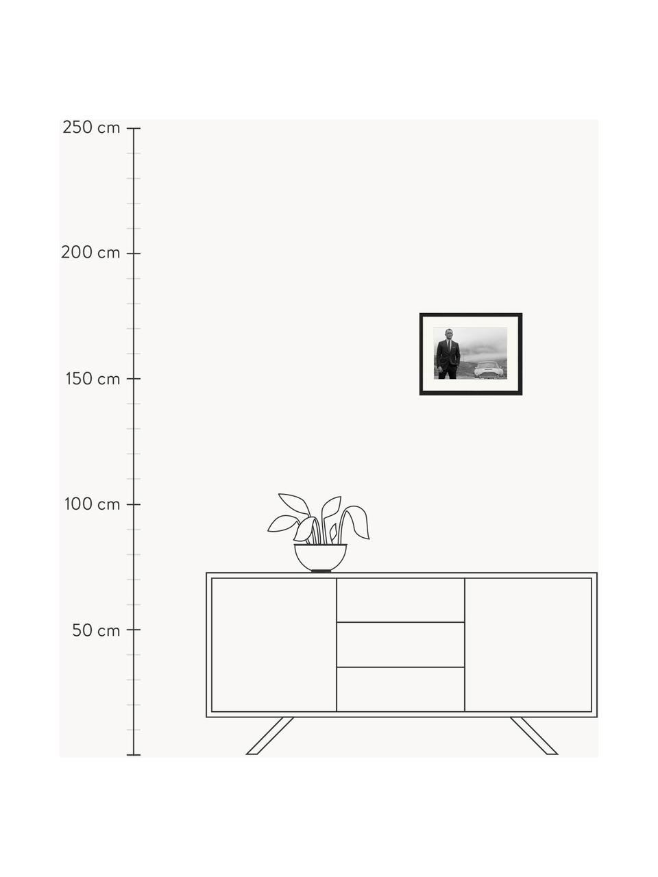 Foto incorniciata di Daniel Craig in veste di James Bond, Struttura: legno di faggio, certific, Immagine: stampa digitale su carta , Nero, bianco latte, Larg. 43 x Alt. 33 cm