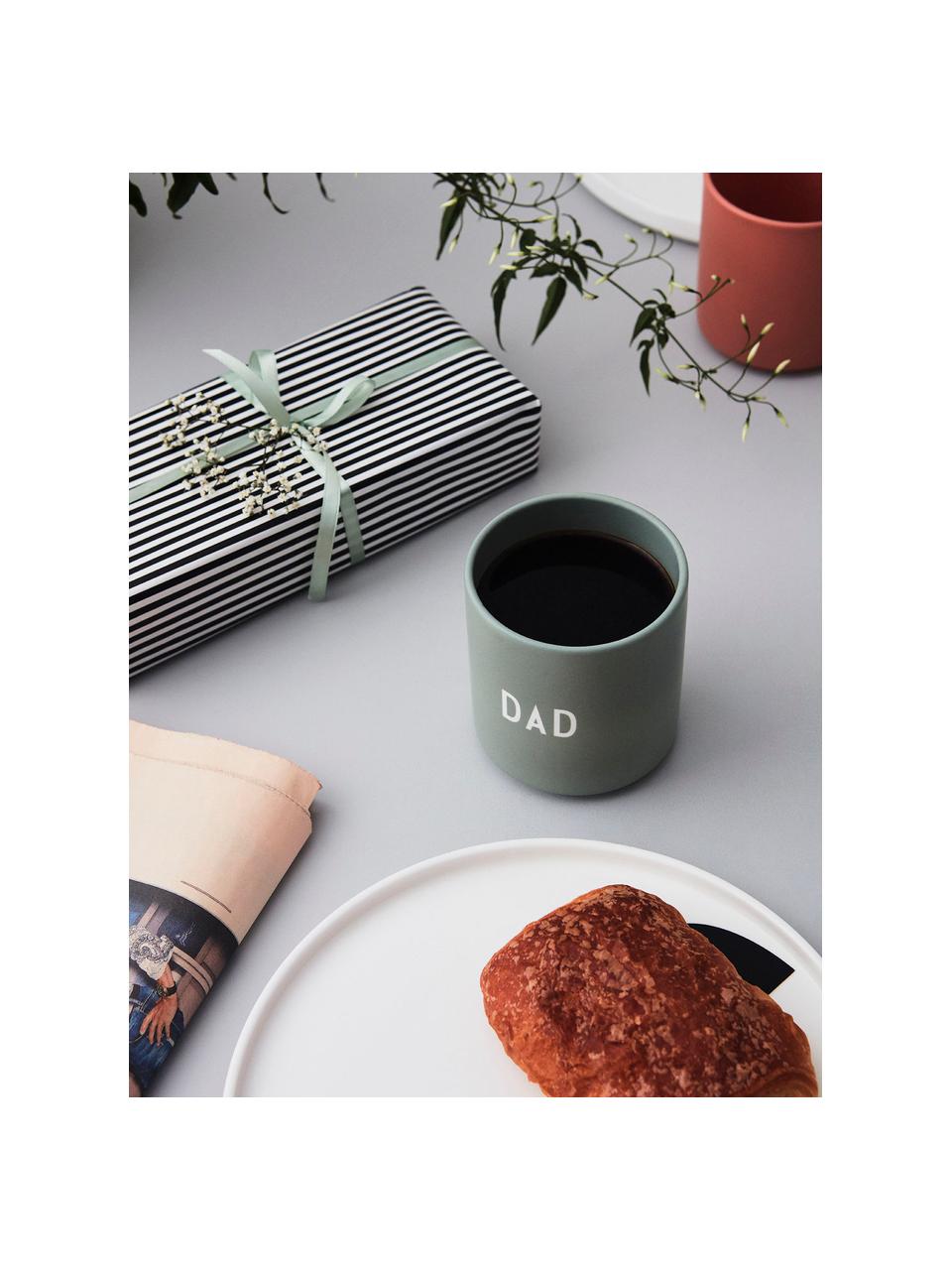 Design beker Favourite DAD/LOVE met opschrift op de voor- en achterzijde, Beenderporselein (porselein)
Fine Bone China is een zacht porselein, dat zich vooral onderscheidt door zijn briljante, doorschijnende glans., Grijsgroen (Dad/Love), Ø 8 x H 9 cm, 250 ml
