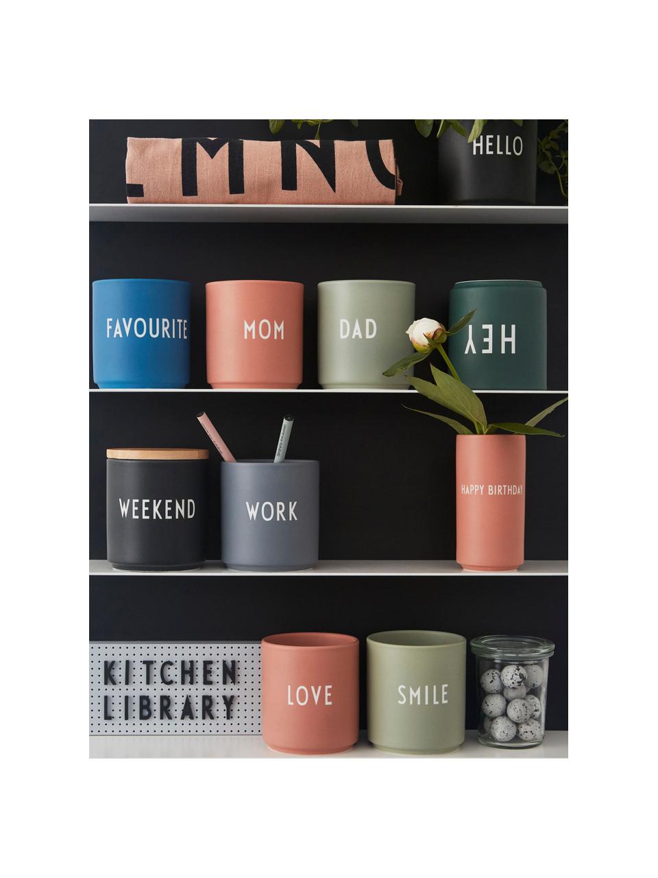 Design beker Favourite DAD/LOVE met opschrift op de voor- en achterzijde, Beenderporselein (porselein)
Fine Bone China is een zacht porselein, dat zich vooral onderscheidt door zijn briljante, doorschijnende glans., Grijsgroen (Dad/Love), Ø 8 x H 9 cm, 250 ml