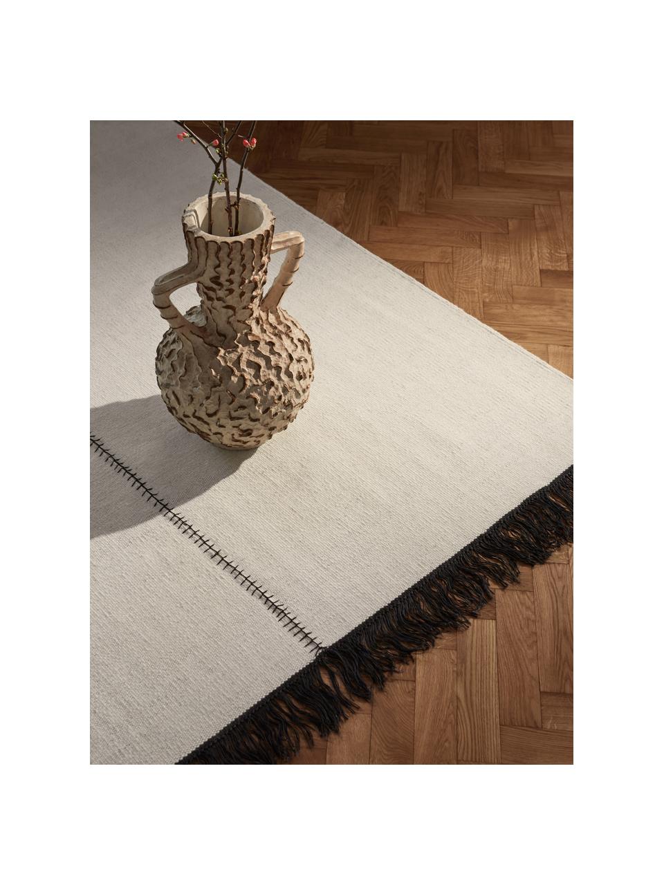 Ręcznie tkany dywan z wełny z frędzlami Stitches, 100% wełna

Włókna dywanów wełnianych mogą nieznacznie rozluźniać się w pierwszych tygodniach użytkowania, co ustępuje po pewnym czasie, Złamana biel, czarny, S 140 x D 200 cm (Rozmiar S)