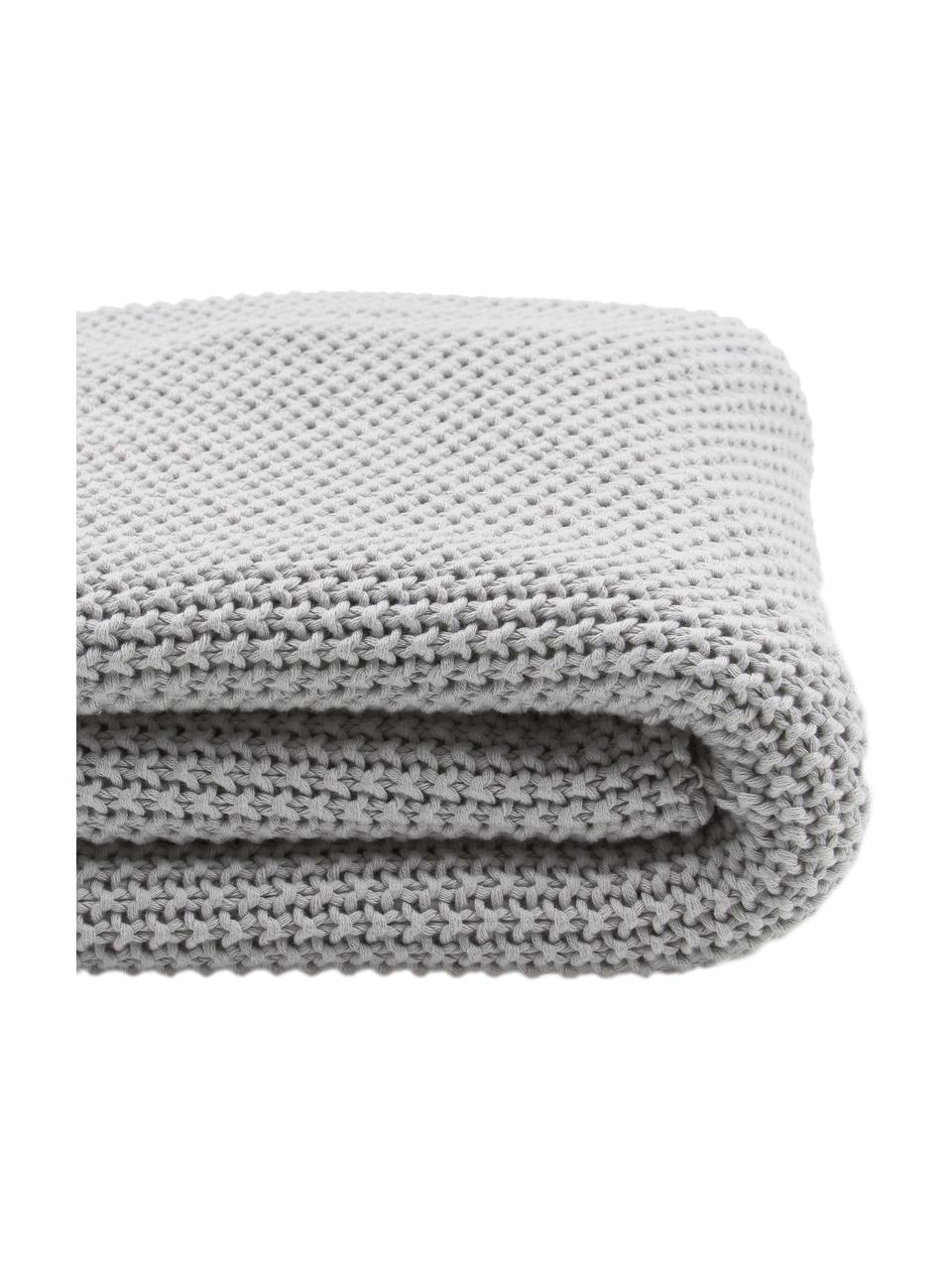 Coperta a maglia color grigio con pompon Molly, 100% cotone, Grigio chiaro, Larg. 130 x Lung. 170 cm