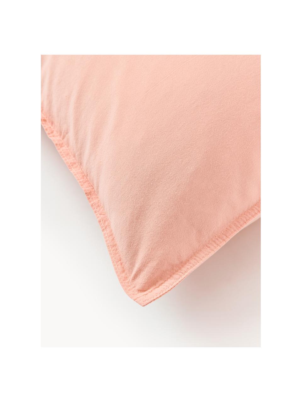 Funda de almohada de algodón lavado Darlyn, 100% algodón
Densidad de hilo 150 TC, calidad estándar

El algodón da una sensación agradable y suave en la piel, absorbe bien la humedad y es adecuado para personas alérgicas.

Este tejido ha sido sometido a un proceso de lavado especial que le da un aspecto Softwash irregular y resistente, pero siendo suave al tacto, flexible y cómodo. Además, su aspecto arrugado natural hace que no necesite planchado.

El material utilizado para este producto ha sido probado contra sustancias nocivas y está certificado según el STANDARD 100 por OEKO-TEX®, 4265CIT, CITEVE, Melocotón, An 45 x L 110 cm