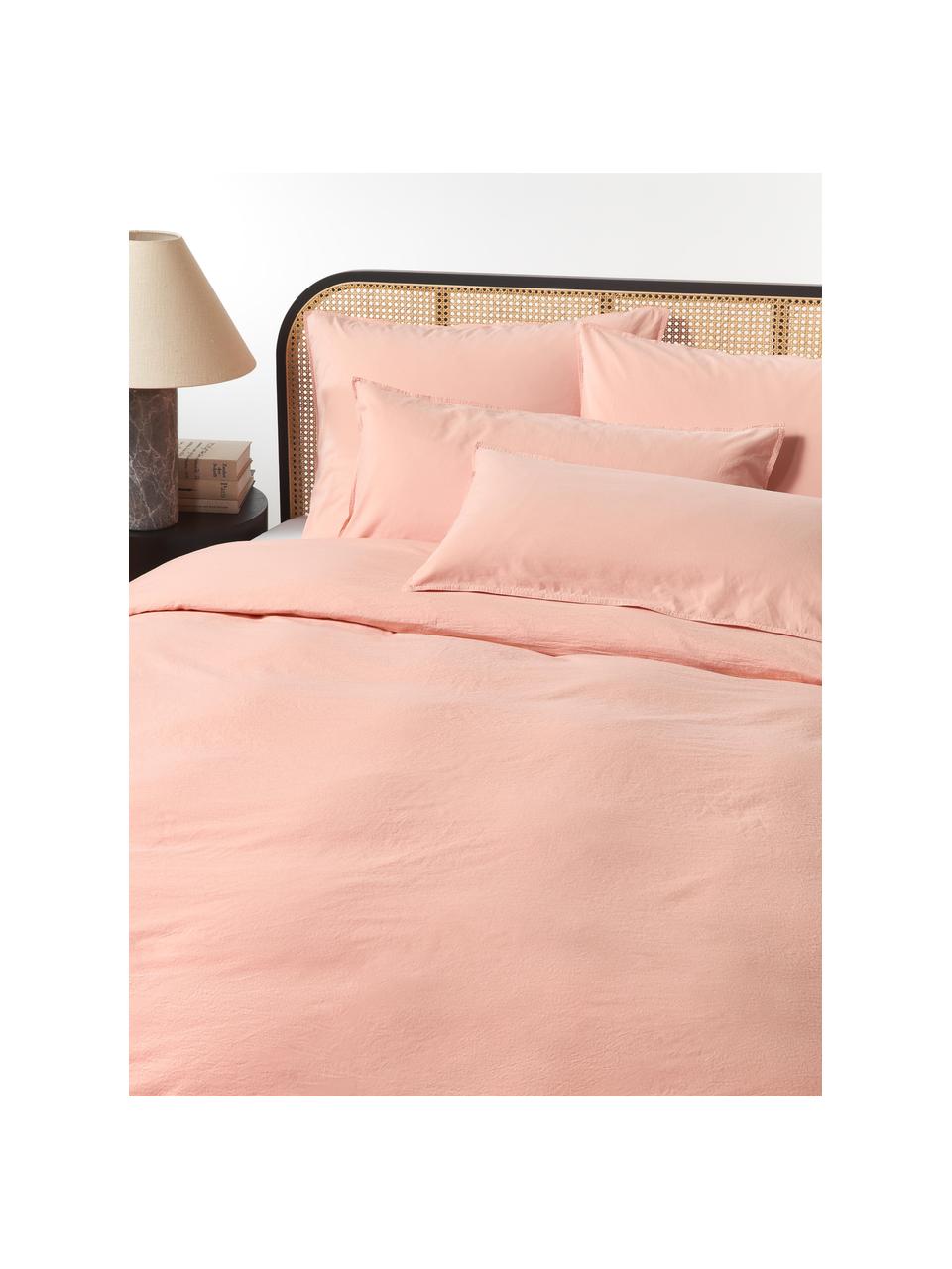 Funda de almohada de algodón lavado Darlyn, 100% algodón
Densidad de hilo 150 TC, calidad estándar

El algodón da una sensación agradable y suave en la piel, absorbe bien la humedad y es adecuado para personas alérgicas.

Este tejido ha sido sometido a un proceso de lavado especial que le da un aspecto Softwash irregular y resistente, pero siendo suave al tacto, flexible y cómodo. Además, su aspecto arrugado natural hace que no necesite planchado.

El material utilizado para este producto ha sido probado contra sustancias nocivas y está certificado según el STANDARD 100 por OEKO-TEX®, 4265CIT, CITEVE, Melocotón, An 45 x L 110 cm