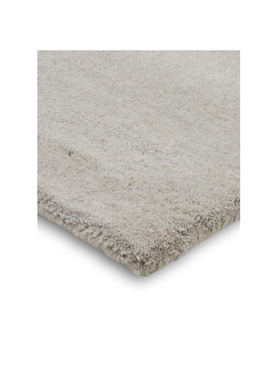 Ręcznie tuftowany dywan z wełny Ometri, 100% wełna

Włókna dywanów wełnianych mogą nieznacznie rozluźniać się w pierwszych tygodniach użytkowania, co ustępuje po pewnym czasie, Niebieski, szary, odcienie beżowego, S 140 x D 200 cm (Rozmiar S)