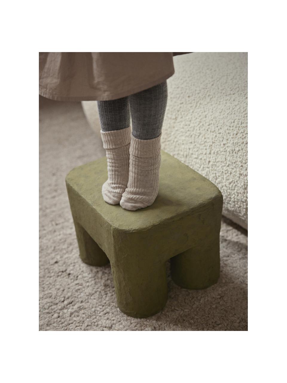 Handgefertigter Kinderhocker Podo, Karton, Post-Consumer-Baumwolle

Dieses Produkt wird aus nachhaltig gewonnenem, FSC®-zertifiziertem Holz gefertigt., Olivgrün, B 34 x H 25 cm