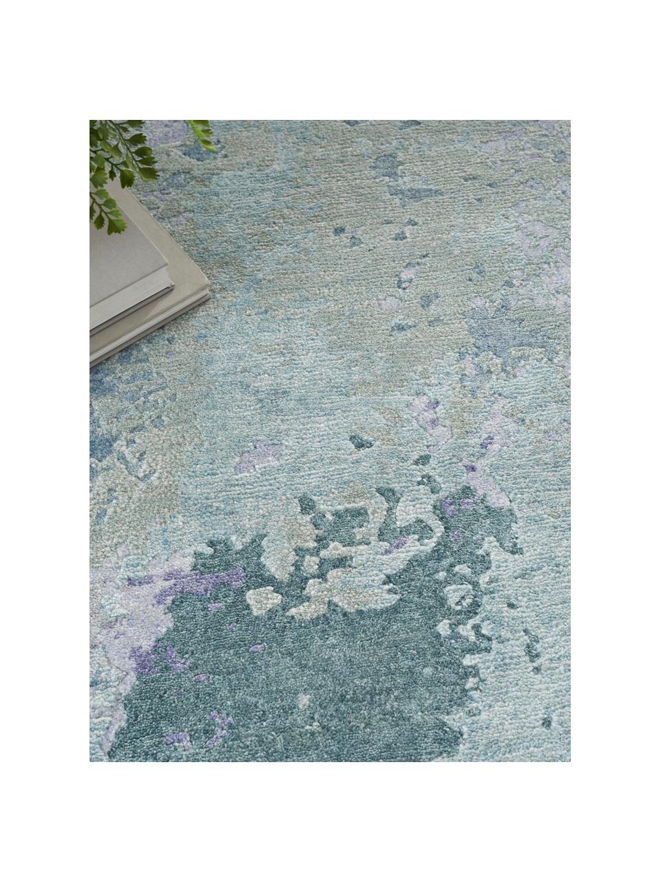 Alfombra artesanal de viscosa Silk Shadows, 75% viscosa, 25% lana de Nueva Zelanda, Tonos verdes, azules y lilas, An 60 x L 90 cm (Tamaño XS)