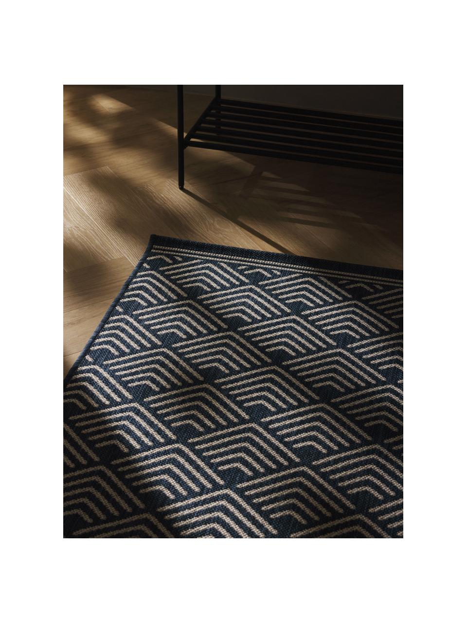 In- & outdoor loper Milano met grafisch patroon, 70% gerecycled polypropyleen, 30% polyester

Het materiaal dat in dit product is gebruikt, is getest op schadelijke stoffen en gecertificeerd volgens STANDARD 100 door OEKO-TEX®, 13.HTR.20785, Hohenstein HTTI., Donkerblauw, wit, B 80 x L 200 cm