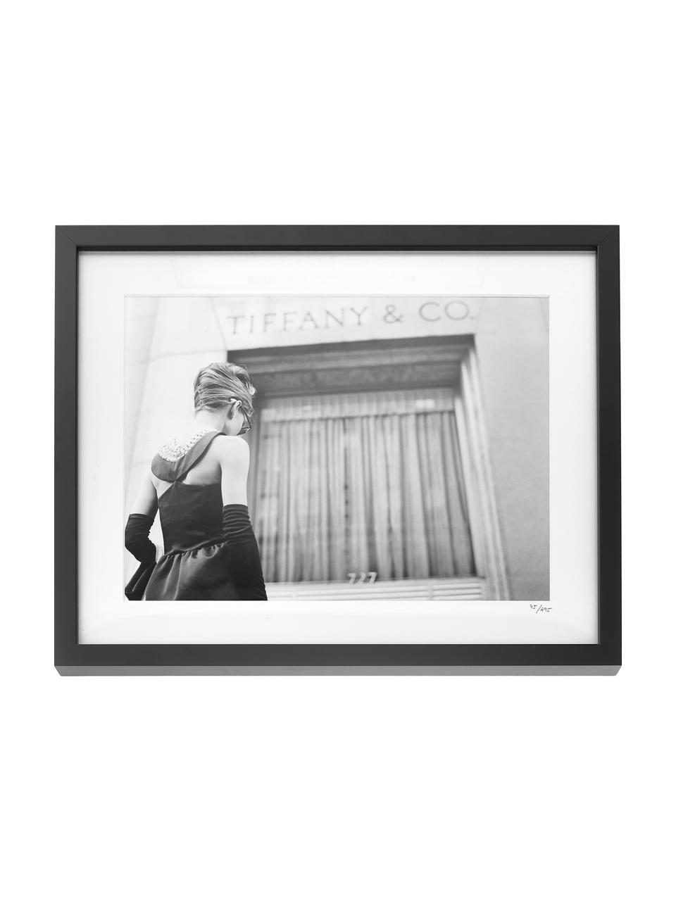 Oprawiony druk cyfrowy Hepburn Breakfast at Tiffany's, Ilustracja: czarny, biały Rama: czarny, S 50 x W 40 cm