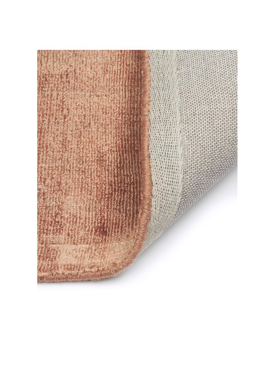 Tappeto in viscosa color terracotta tessuto a mano Jane, Retro: 100% cotone, Terracotta, Larg. 80 x Lung. 150 cm (taglia XS)