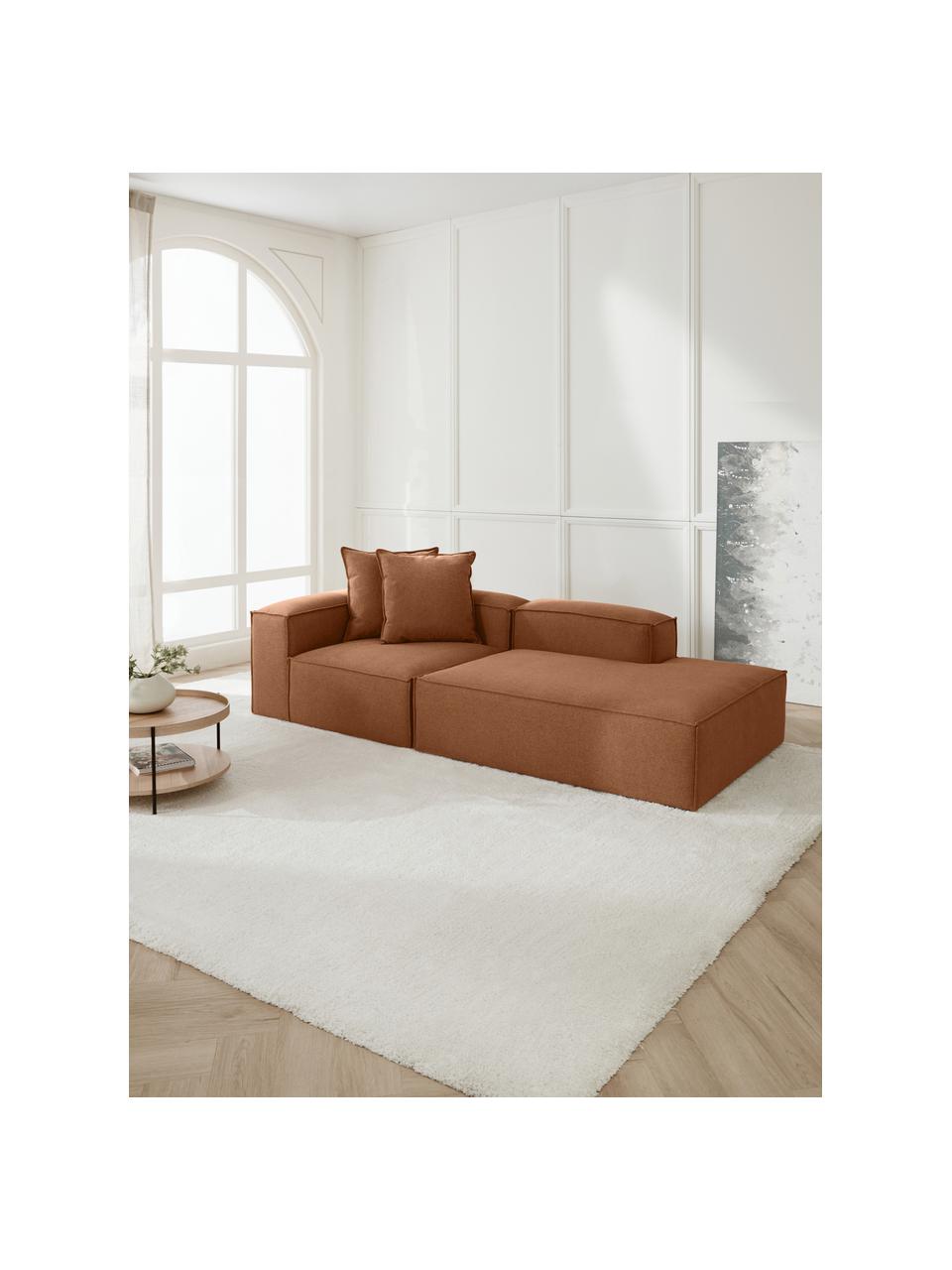 Modulaire chaise longue Lennon, Bekleding: 100% polyester De slijtva, Frame: massief grenenhout, FSC-g, Poten: kunststof, Geweven stof nougatkleurig, B 269 x D 119 cm, armleuning rechts