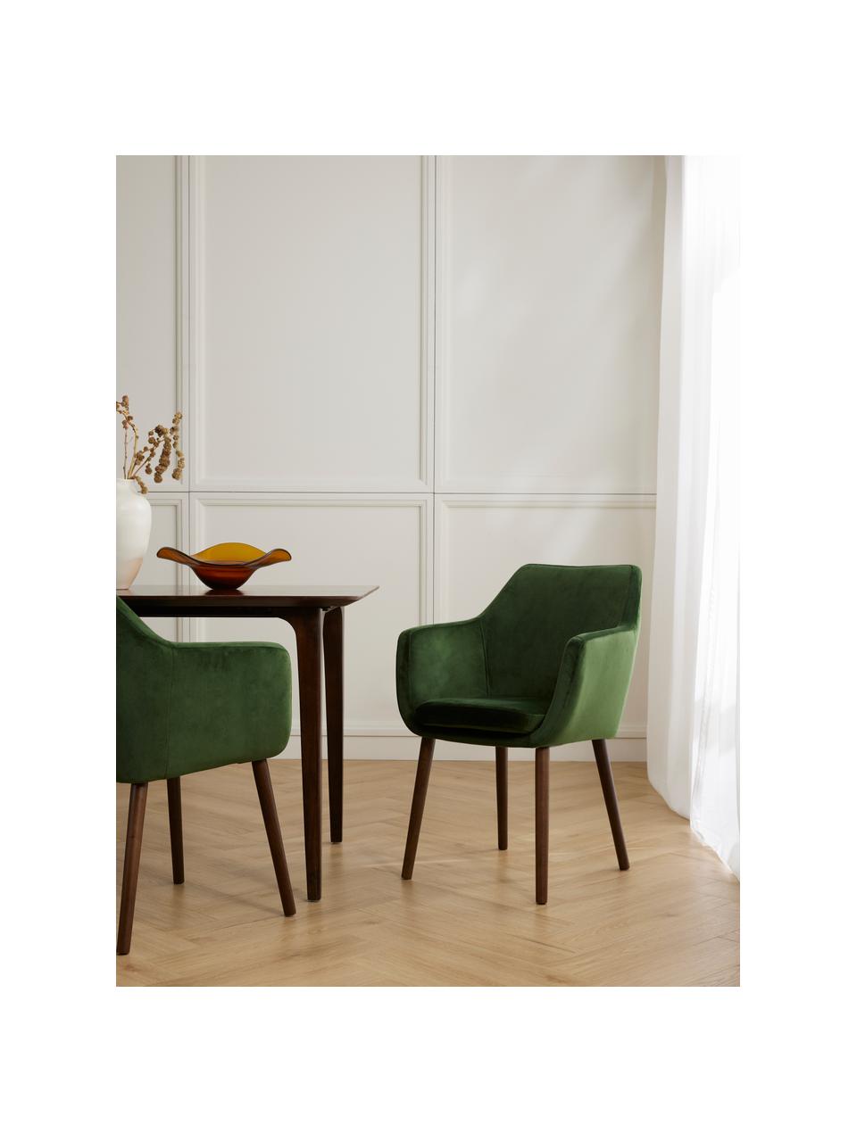 Zamatová stolička s opierkami a s drevenými nohami Nora, Zamatová lesná zelená, tmavé dubové drevo, Š 58 x H 58 cm