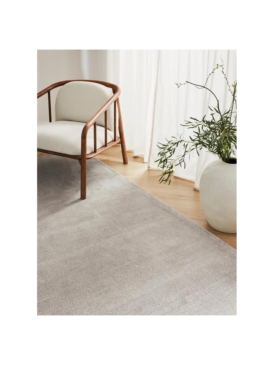 Tappeto a pelo corto fatto a mano Ainsley, 60% poliestere, certificato GRS
40% lana, Grigio chiaro, Larg. 80 x Lung. 150 cm (taglia XS)