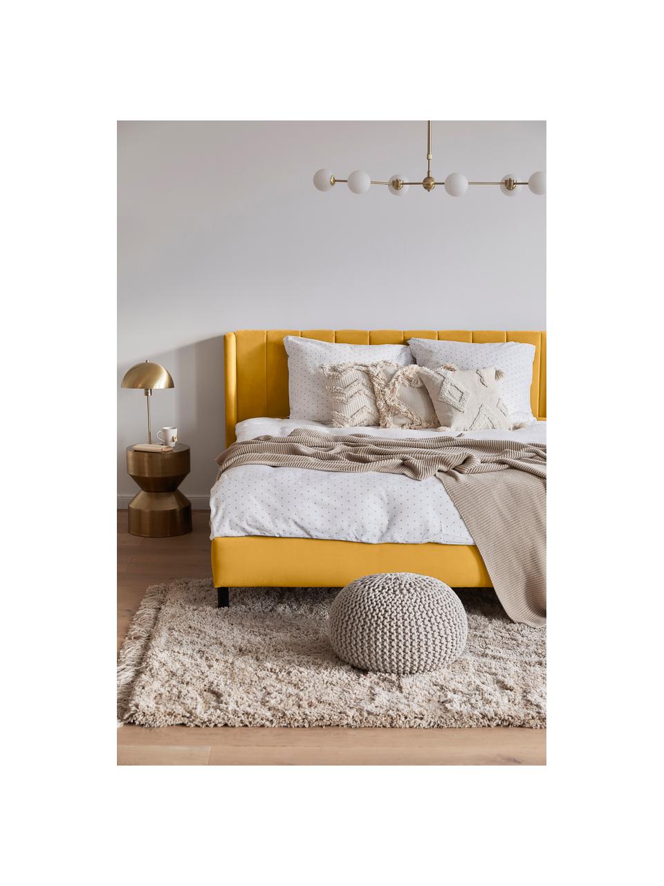 Cama tapizada en terciopelo Dusk, Tapizado: terciopelo de poliéster A, Estructura: madera de pino maciza con, Patas: metal con pintura en polv, Terciopelo amarillo, An 140 x L 200 cm