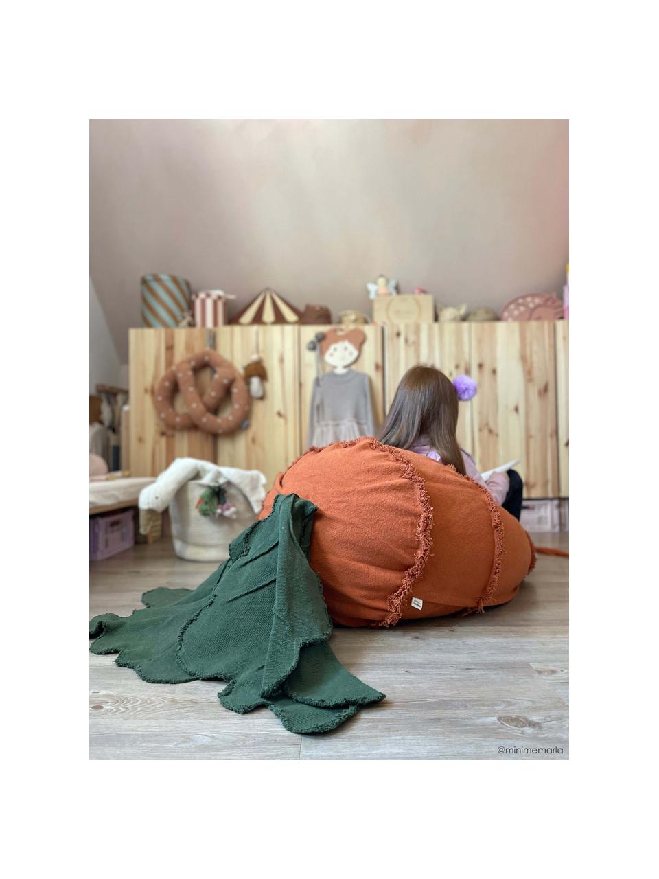 Ručne vyrobený detský sedací vak Cathy the Carrot, Oranžová, tmavozelená, Š 55 x D 100 cm