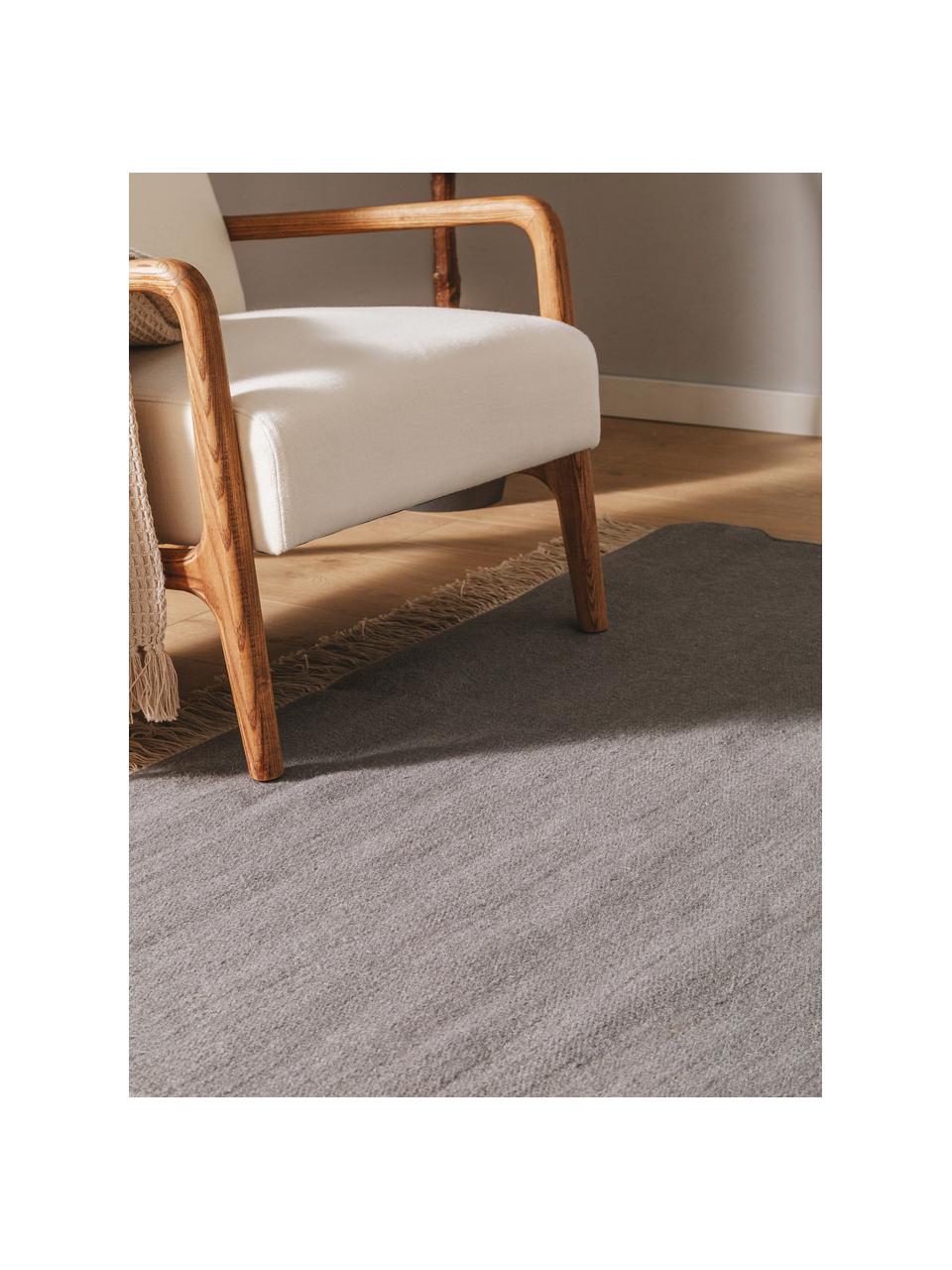 Tapis en laine tissé à la main avec franges Liv, 80 % laine, 20 % coton

Les tapis en laine peuvent perdre des fibres lors des premières semaines et des peluches peuvent se former, ce phénomène est naturel et diminue à mesure de votre usage et du temps, Gris foncé, larg. 80 x long. 150 cm (taille XS)