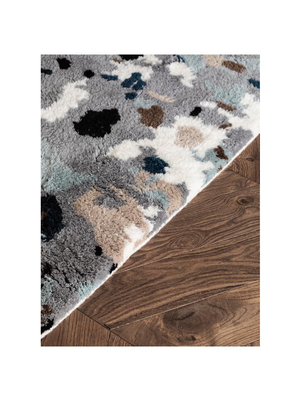 Ręcznie tkany dywan z wełny Archipelago, 100% wełna

Włókna dywanów wełnianych mogą nieznacznie rozluźniać się w pierwszych tygodniach użytkowania, co ustępuje po pewnym czasie, Szary, odcienie niebieskiego, S 140 x D 200 cm (Rozmiar S)
